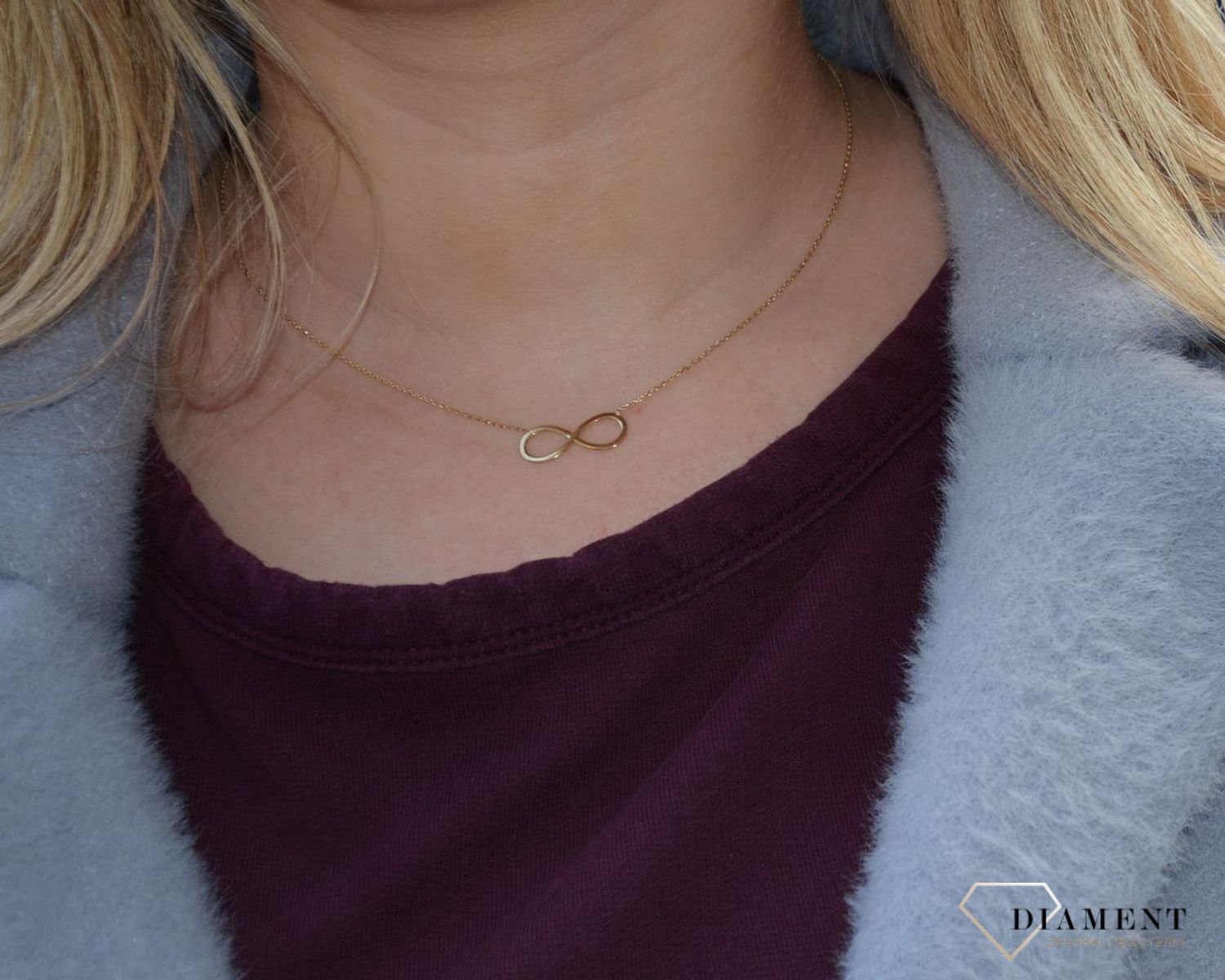 Dzięki swojej uniwersalnej formie może stanowić dopełnienie zarówno stroju formalnego, jak i codziennej stylizacji. Ułożona poziomo ósemka to znak wiecznego uczucia.jpg