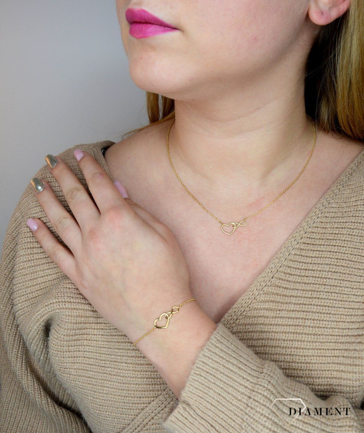 Piękny naszyjnik celebrytka, z elementem ozdobnym w postaci przecinających się ze sobą serca i znaku nieskończoności. To symbol nieprzerwanej, wiecznej miłości..jpg