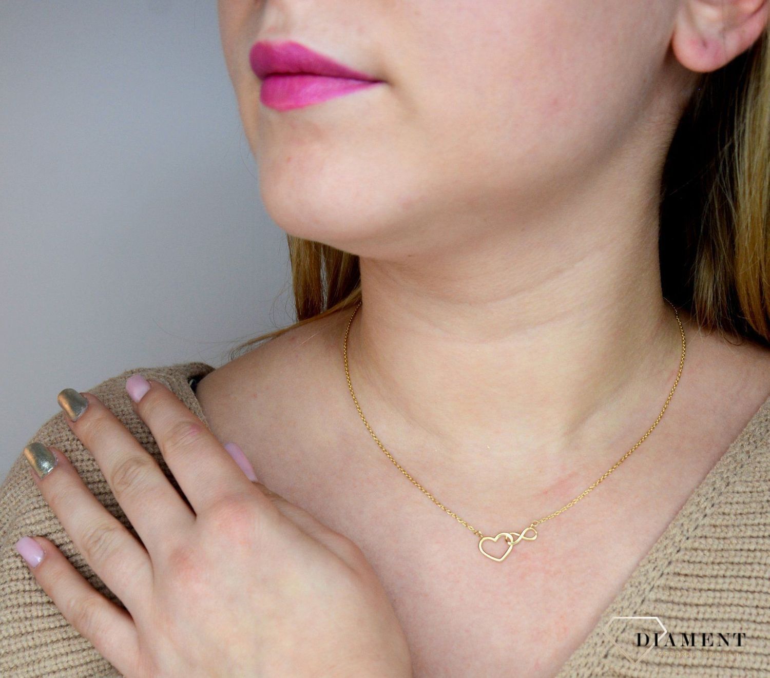 Piękny naszyjnik celebrytka, z elementem ozdobnym w postaci przecinających się ze sobą serca i znaku nieskończoności. To symbol nieprzerwanej, wiecznej miłości..jpg