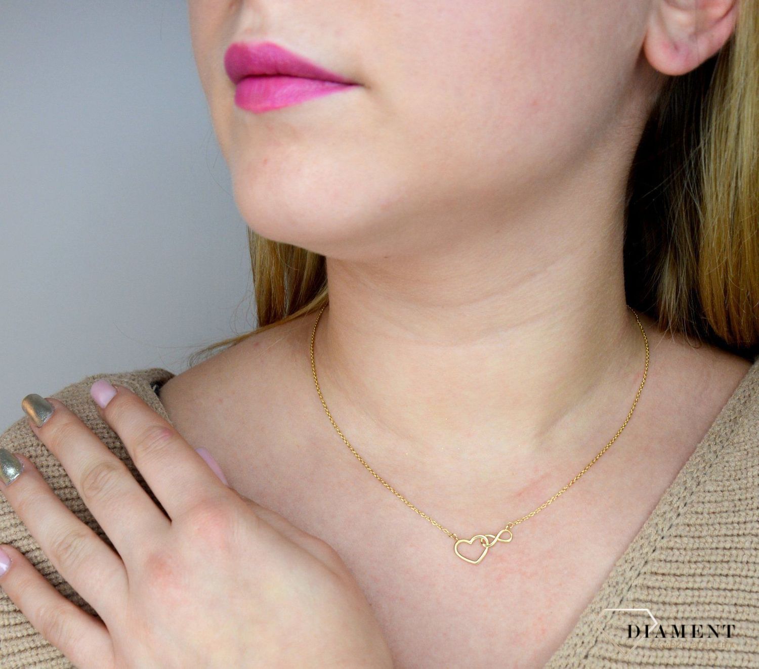 Piękny naszyjnik celebrytka, z elementem ozdobnym w postaci przecinających się ze sobą serca i znaku nieskończoności. To symbol nieprzerwanej, wiecznej miłości..jpg