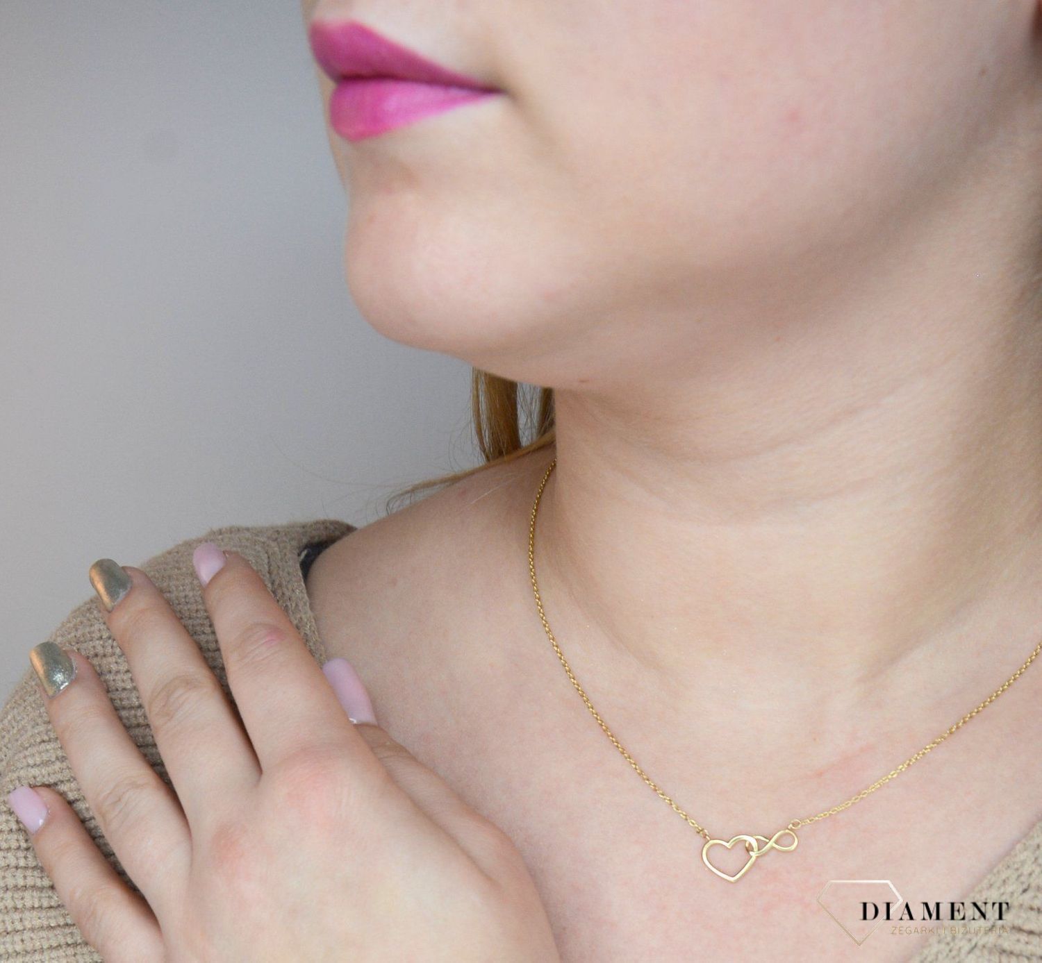 Piękny naszyjnik celebrytka, z elementem ozdobnym w postaci przecinających się ze sobą serca i znaku nieskończoności. To symbol nieprzerwanej, wiecznej miłości..jpg