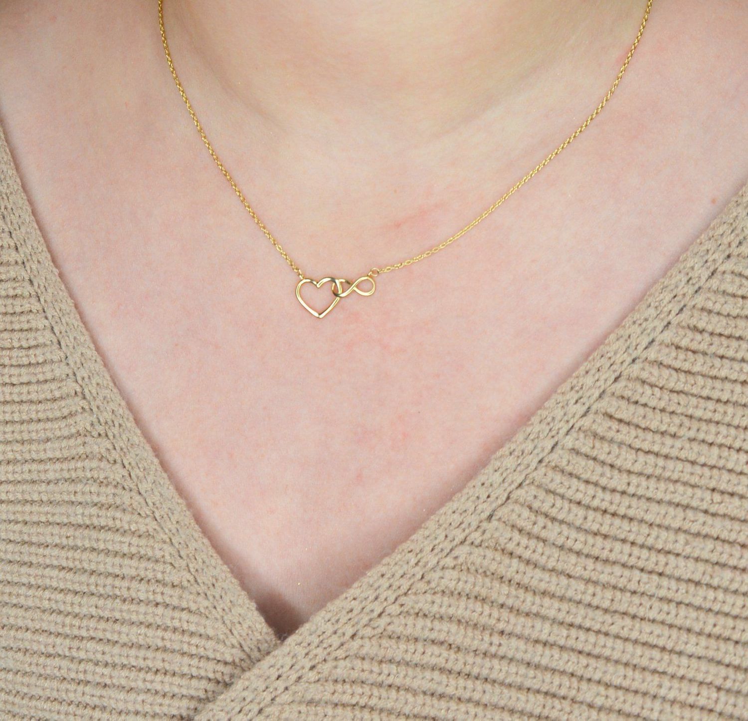 Piękny naszyjnik celebrytka, z elementem ozdobnym w postaci przecinających się ze sobą serca i znaku nieskończoności. To symbol nieprzerwanej, wiecznej miłości..jpg