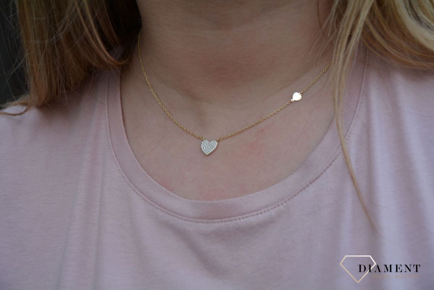 Urokliwy, złoty naszyjnik z serduszkiem, czyli uniwersalnym symbolem romantyczności i miłości, to doskonały pomysł na prezent dl.jpg