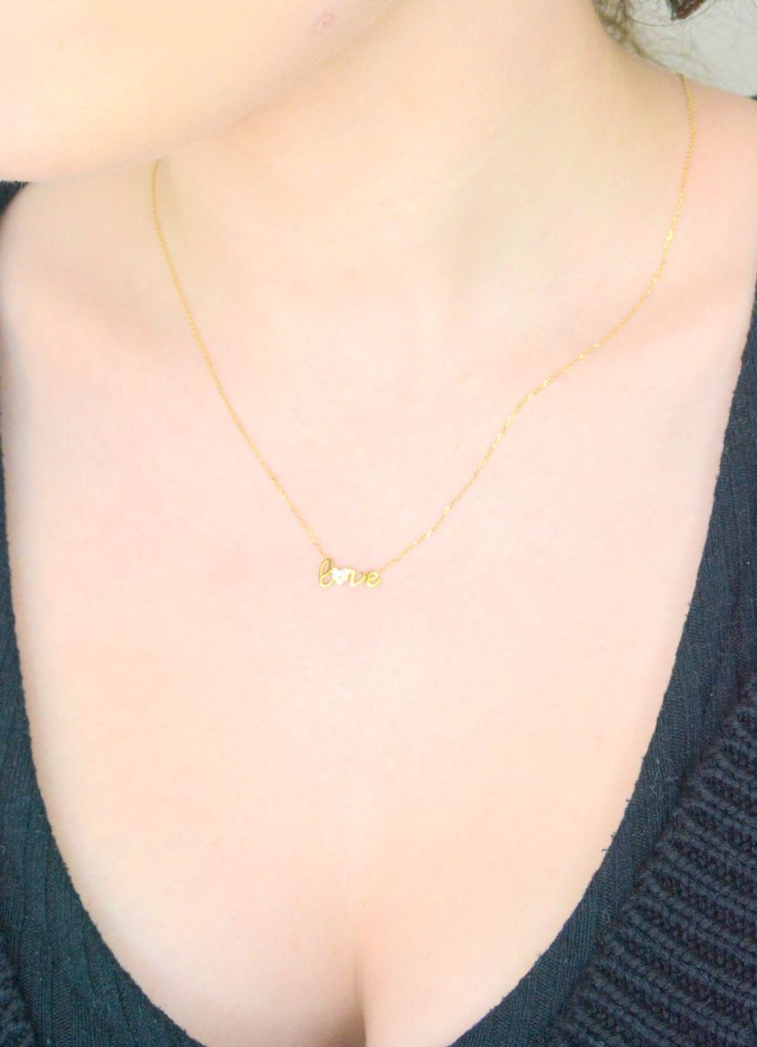 Naszyjnik złoty damski z napisem Love złoto 333, ZW-X-X09-N45-CB17487. Kobiecy, złoty naszyjnik wykonany z złota próby 333. Delikatny naszyjnik wykonany z najwyższej jakości złota próby 585.1.jpg