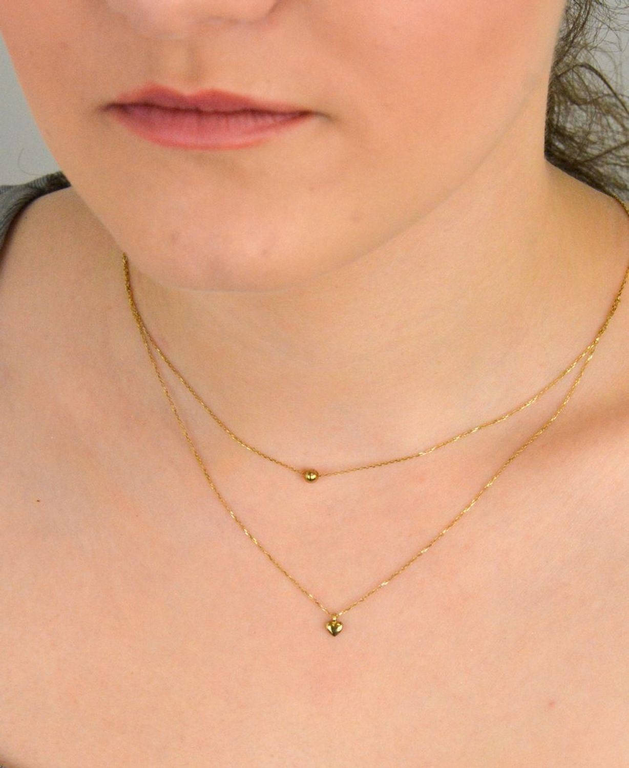 Złoty naszyjnik damski 333 Podwójny z serduszkiem i kuleczką. Niezwykle szykowny i delikatny naszyjnik wykonany z najwyższej jakości 14 –karatowego żółtego złota to elegancki 1.jpg