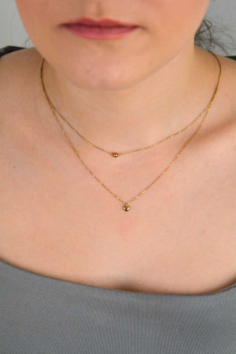 Złoty naszyjnik damski 333 Podwójny z serduszkiem i kuleczką. Niezwykle szykowny i delikatny naszyjnik wykonany z najwyższej jakości 14 –karatowego żółtego złota to elegancki 1.jpg