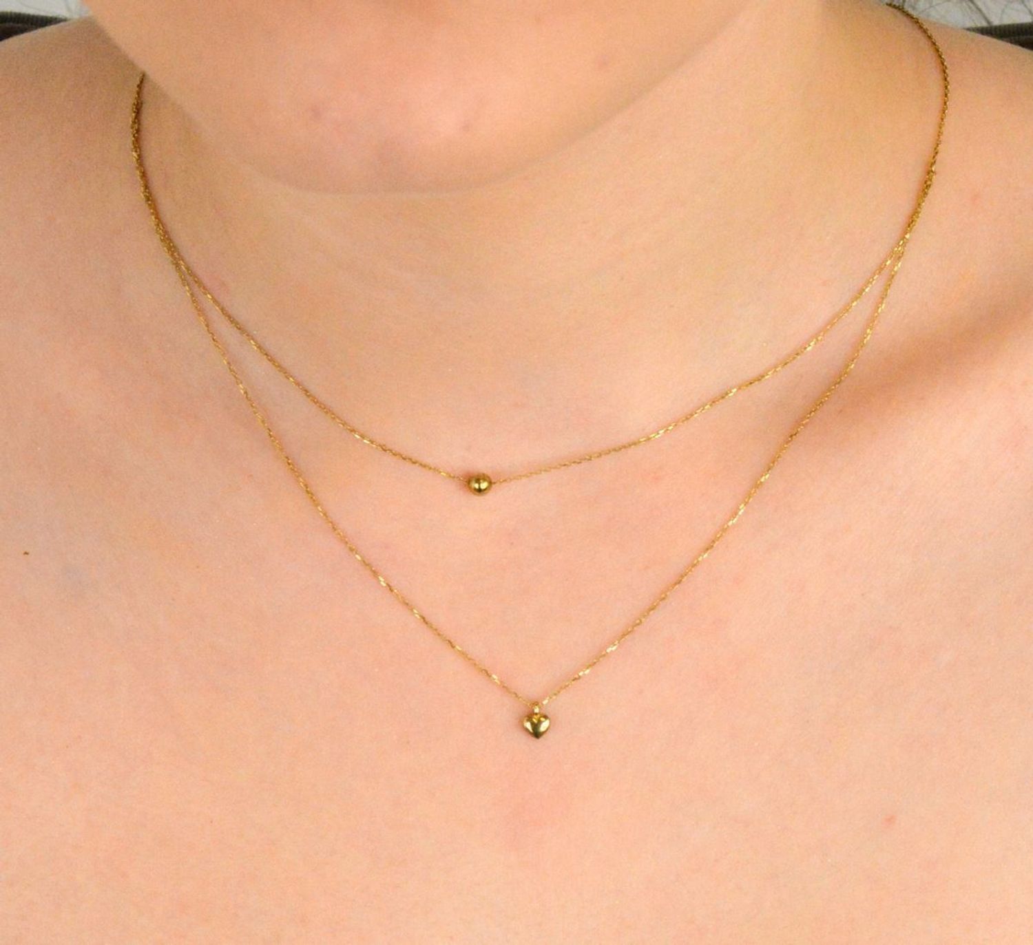 Złoty naszyjnik damski 333 Podwójny z serduszkiem i kuleczką. Niezwykle szykowny i delikatny naszyjnik wykonany z najwyższej jakości 14 –karatowego żółtego złota to elegancki 1.jpg