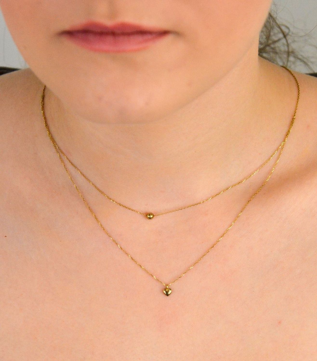 Złoty naszyjnik damski 333 Podwójny z serduszkiem i kuleczką. Niezwykle szykowny i delikatny naszyjnik wykonany z najwyższej jakości 14 –karatowego żółtego złota to elegancki 1.jpg