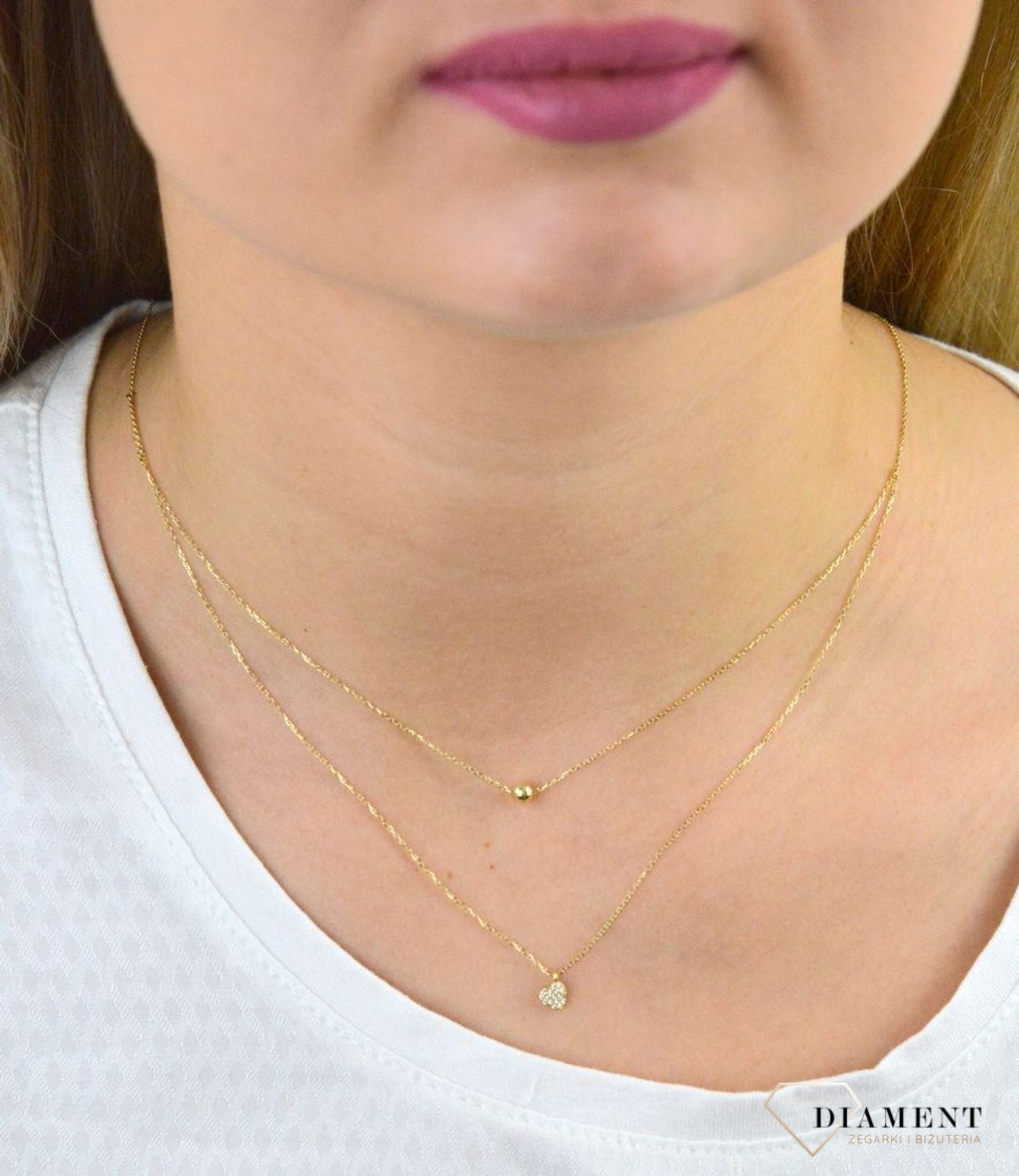 Złoty naszyjnik próby 333 serce z cyrkoniami i kuleczką ZW-X-X09-N45-CB18583. Złoty naszyjnik celebrytka warstwowa z elementami ozdobnym w postaci serca z cyrkoniami i kuleczką. .png