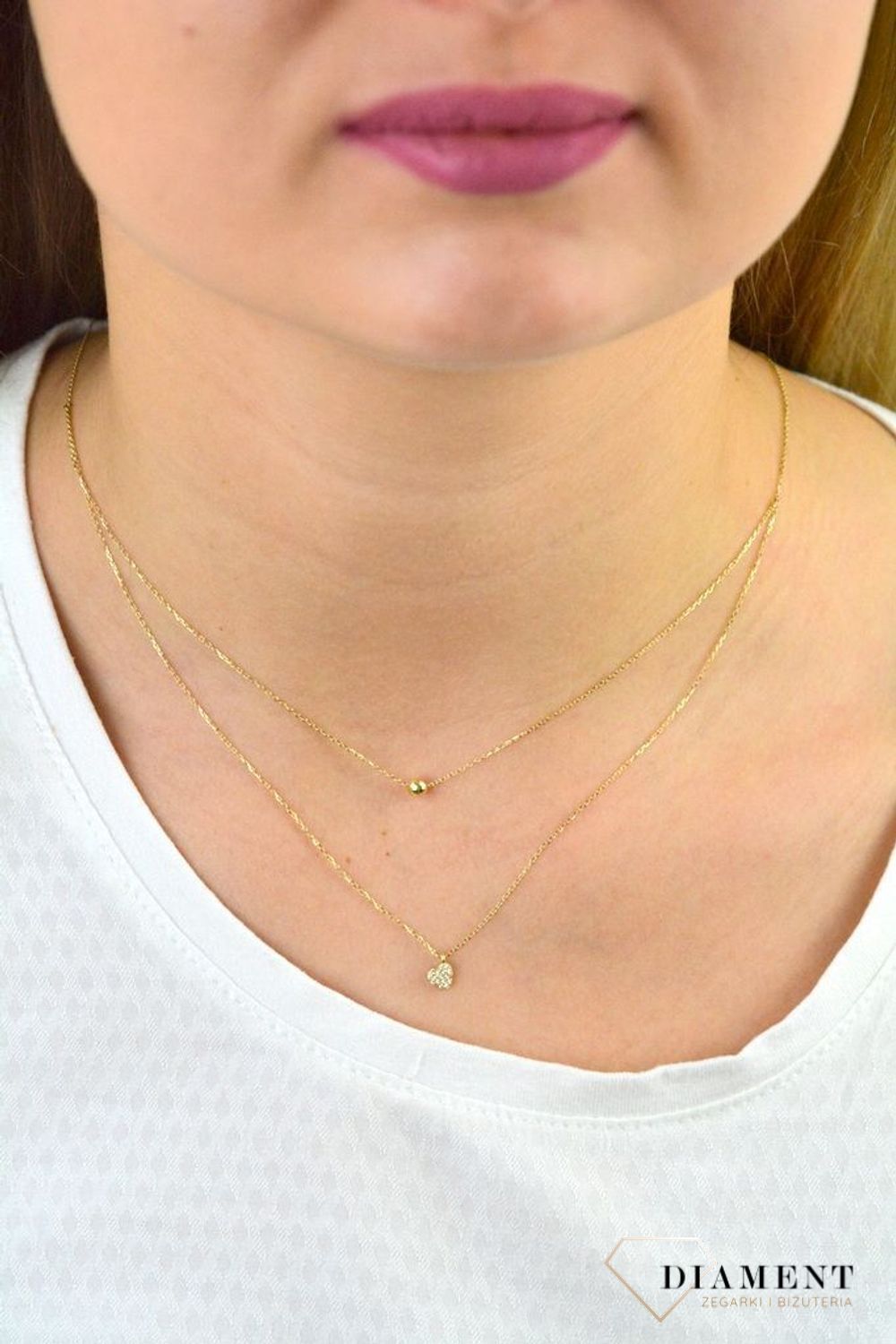 Złoty naszyjnik próby 333 serce z cyrkoniami i kuleczką ZW-X-X09-N45-CB18583. Złoty naszyjnik celebrytka warstwowa z elementami ozdobnym w postaci serca z cyrkoniami i kuleczką. .png