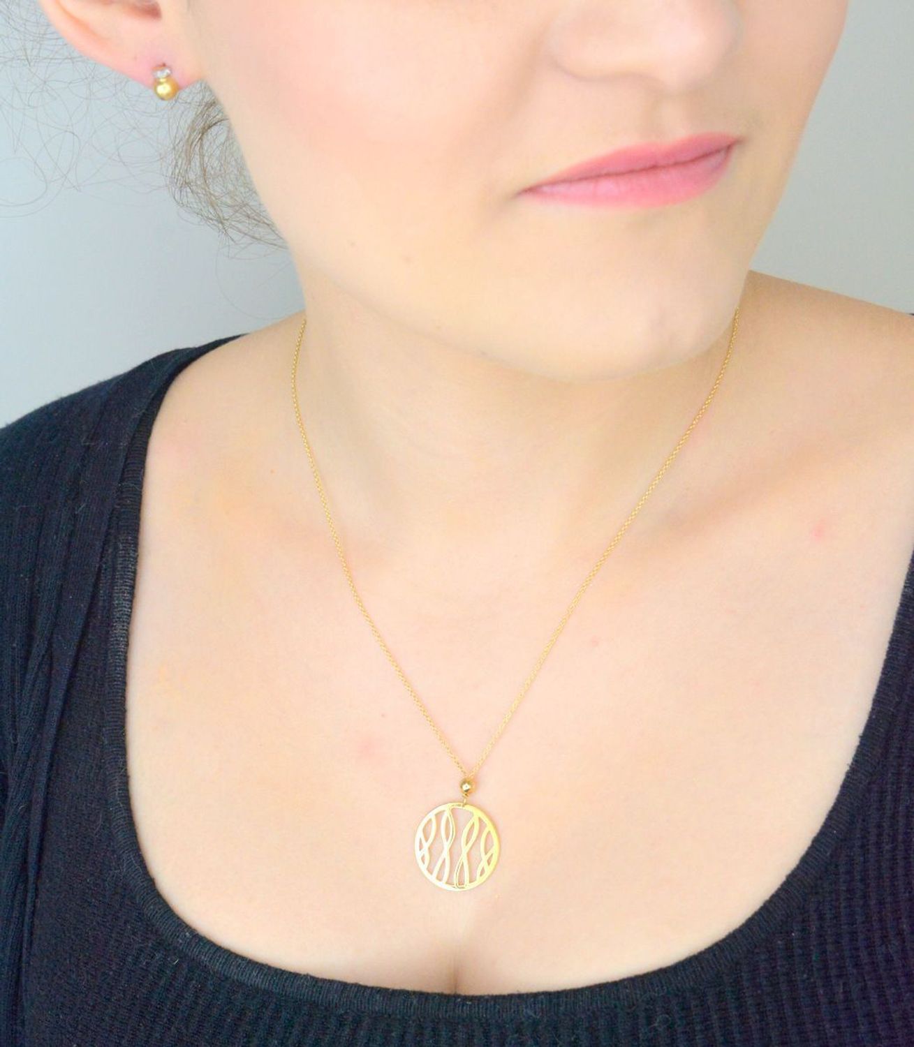 Złoty naszyjnik celebrytka duże  kółko z zakręconymi wzorami 333- ZW-X-X09-N50-CA1. Naszyjnik celebrytka kółeczko wykonany z 8-karatowego złota. 2.jpg