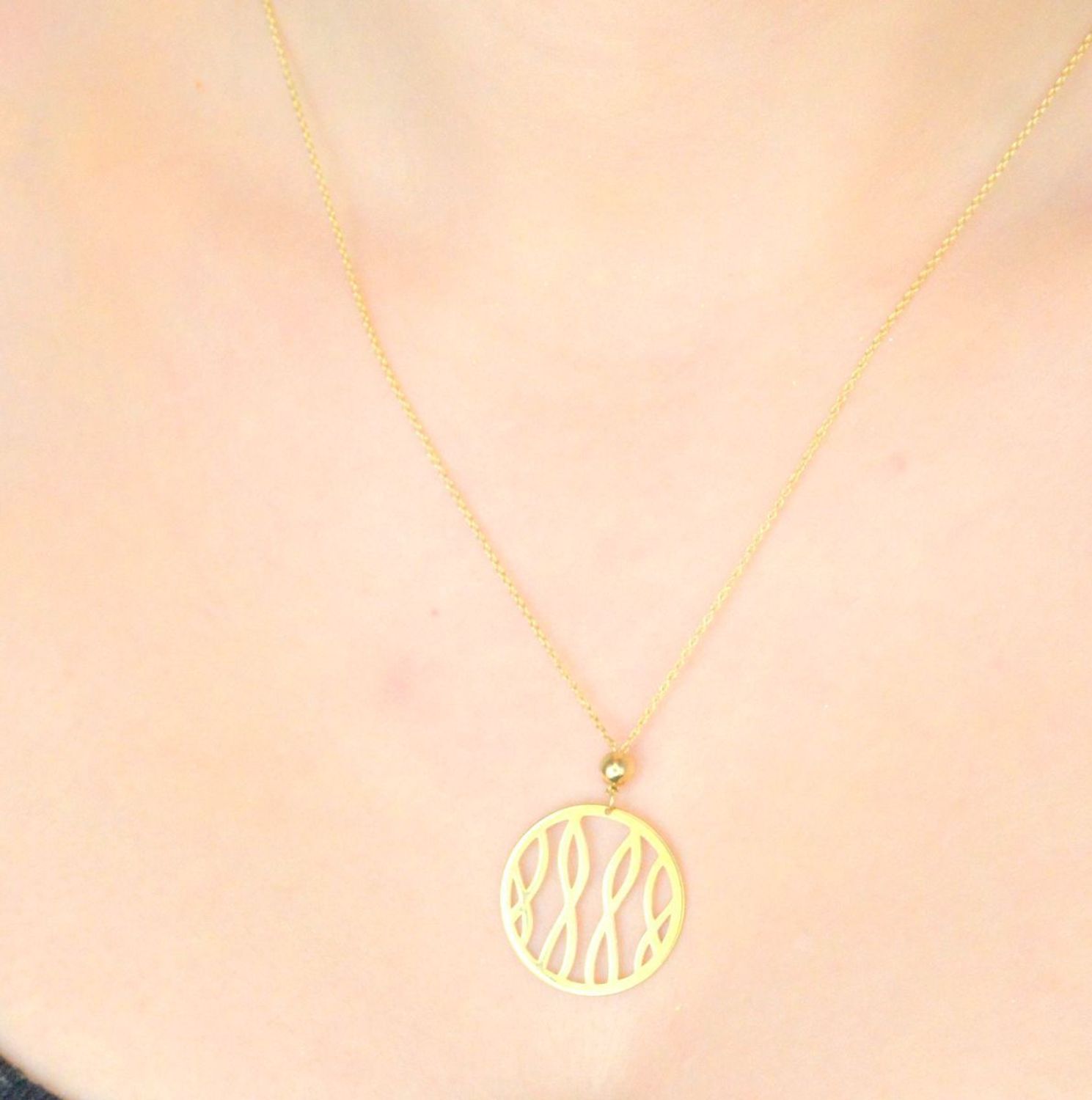 Złoty naszyjnik celebrytka duże  kółko z zakręconymi wzorami 333- ZW-X-X09-N50-CA1. Naszyjnik celebrytka kółeczko wykonany z 8-karatowego złota. 2.jpg