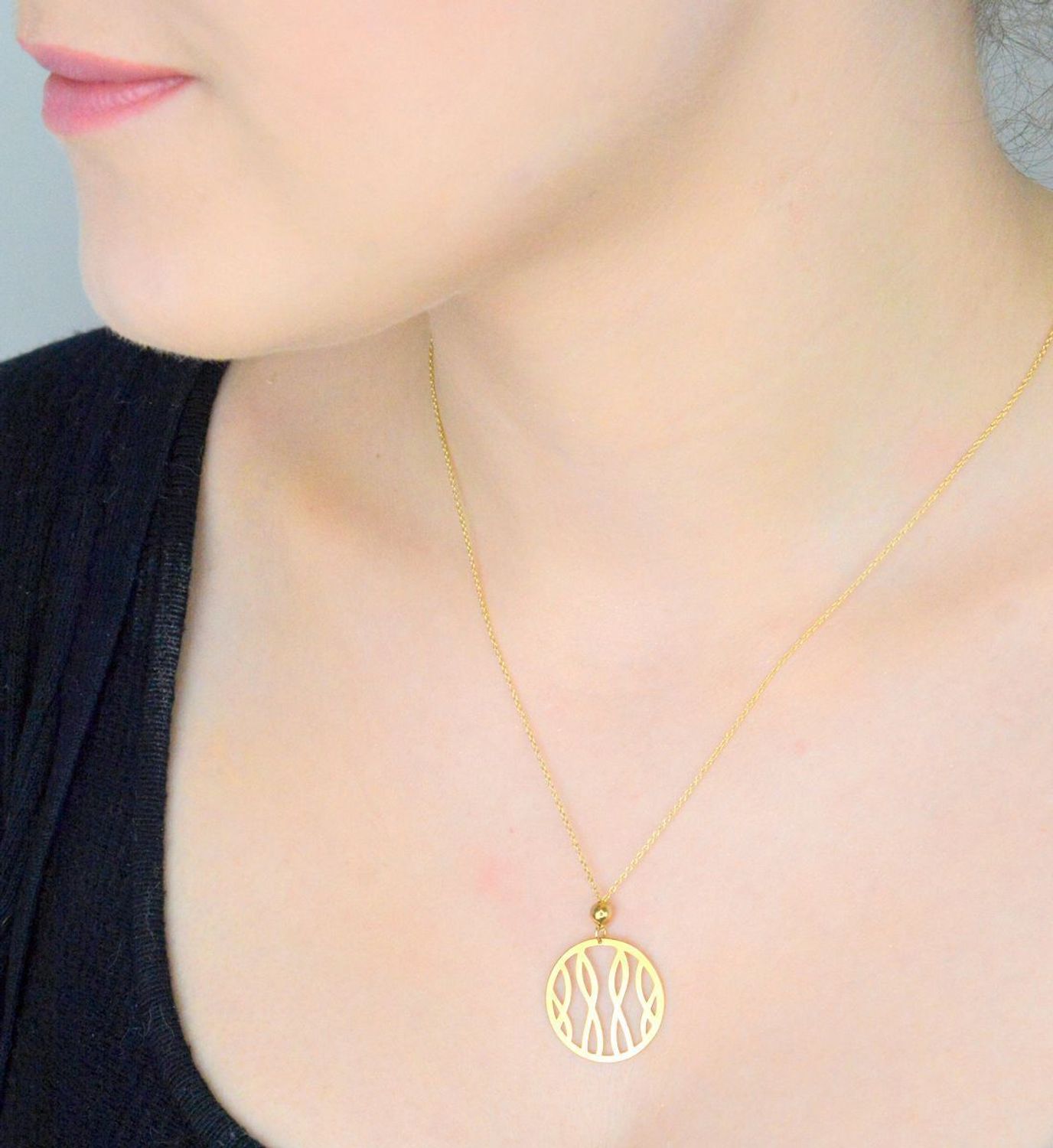 Złoty naszyjnik celebrytka duże  kółko z zakręconymi wzorami 333- ZW-X-X09-N50-CA1. Naszyjnik celebrytka kółeczko wykonany z 8-karatowego złota. 2.jpg