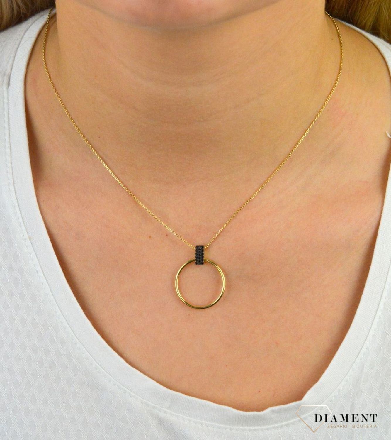 Złoty naszyjnik celebrytka próby 333 z elementem ozdobnym ZW-X-X09-N50-CA18539. Złoty naszyjnik celebrytka  z elementem ozdobnym w postaci koła z czarnymi cyrkoniami. Wykonana ze 8-karatowego żółtego złota, próba 333.png