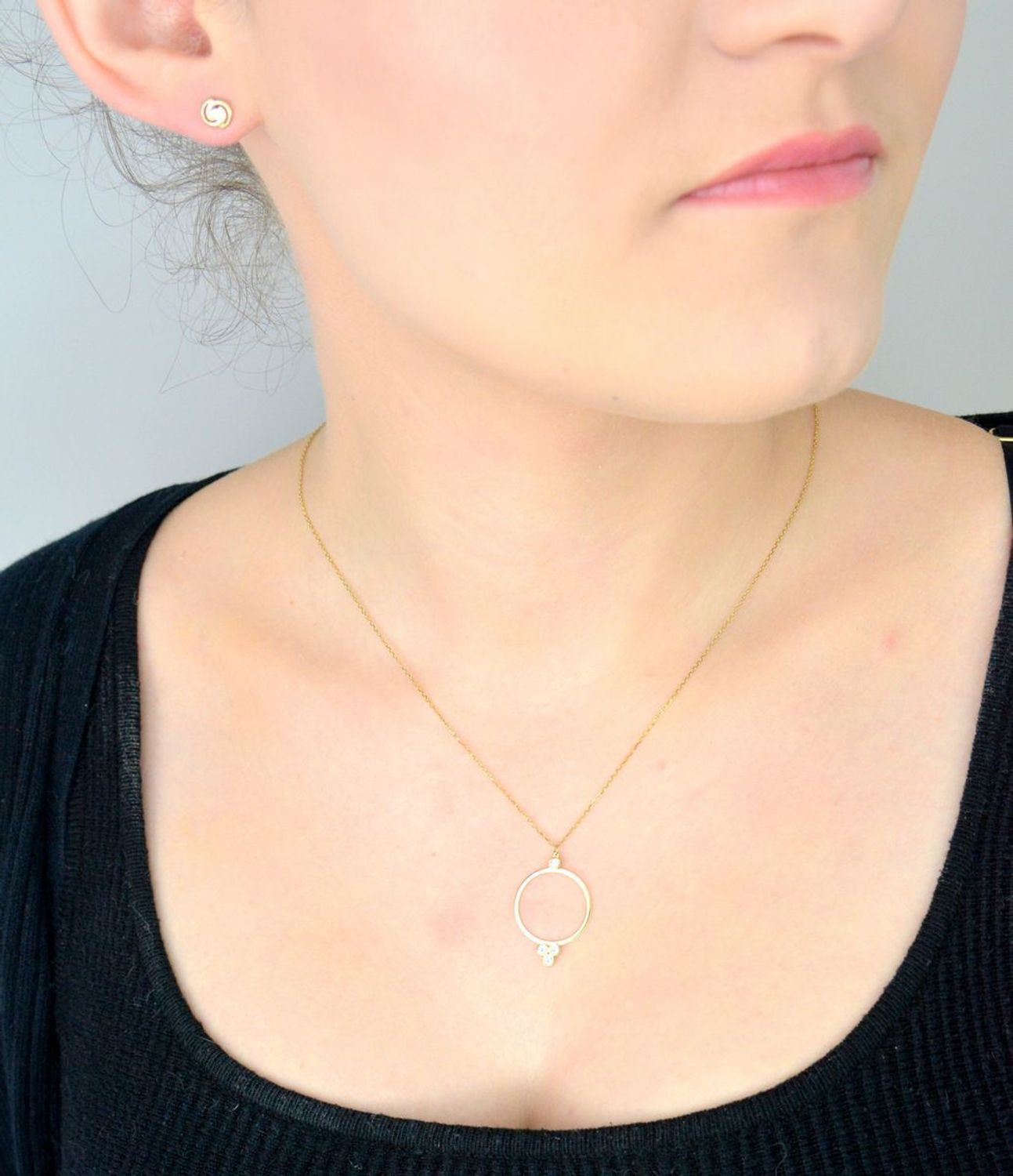 Popularna celebrytka, znana także jako naszyjnik gwiazd, wykonana z 8-karatowego złota z zawieszką typu ring to świetna propozycja dla każdej kobiety..jpg