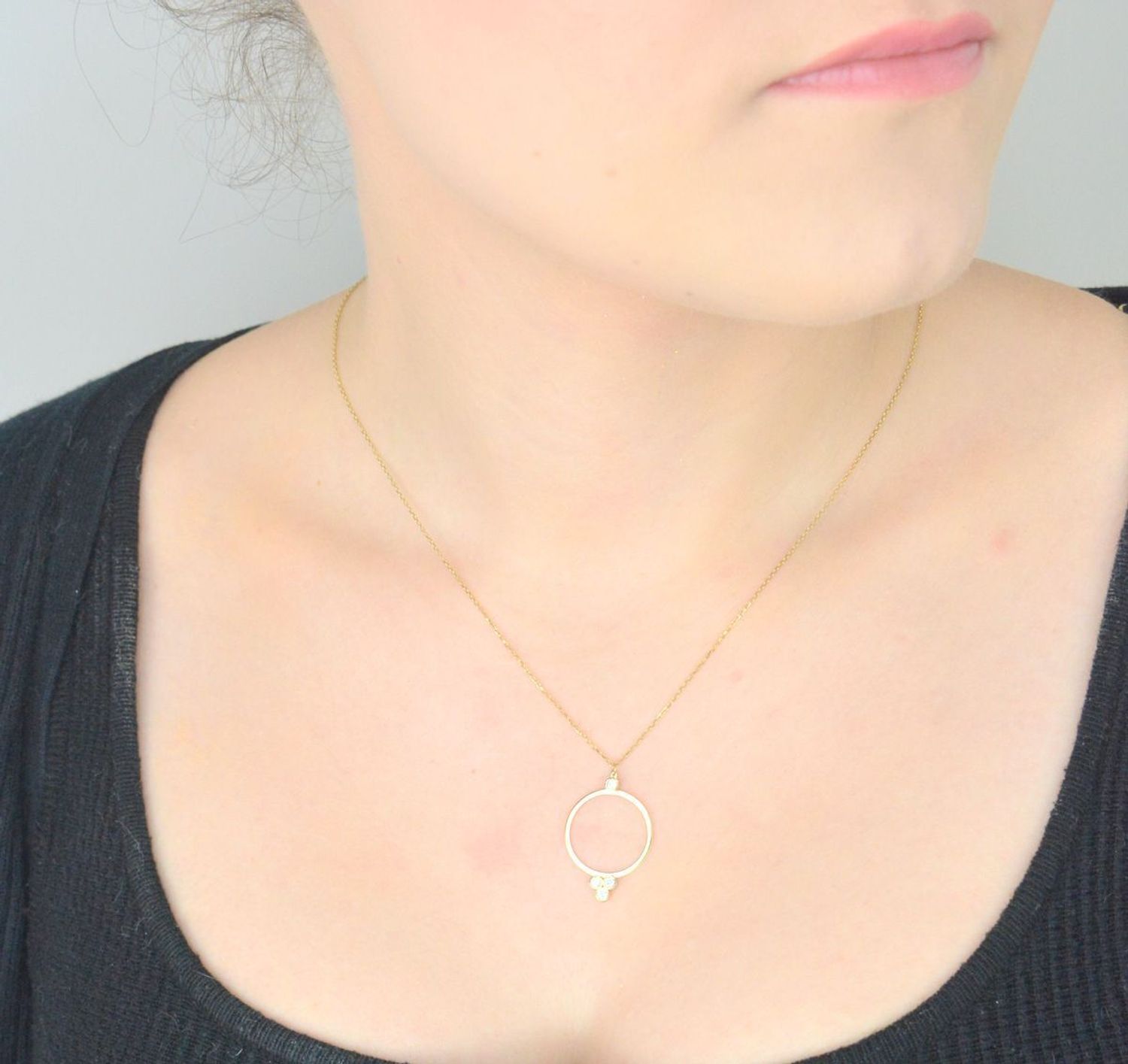 Popularna celebrytka, znana także jako naszyjnik gwiazd, wykonana z 8-karatowego złota z zawieszką typu ring to świetna propozycja dla każdej kobiety..jpg