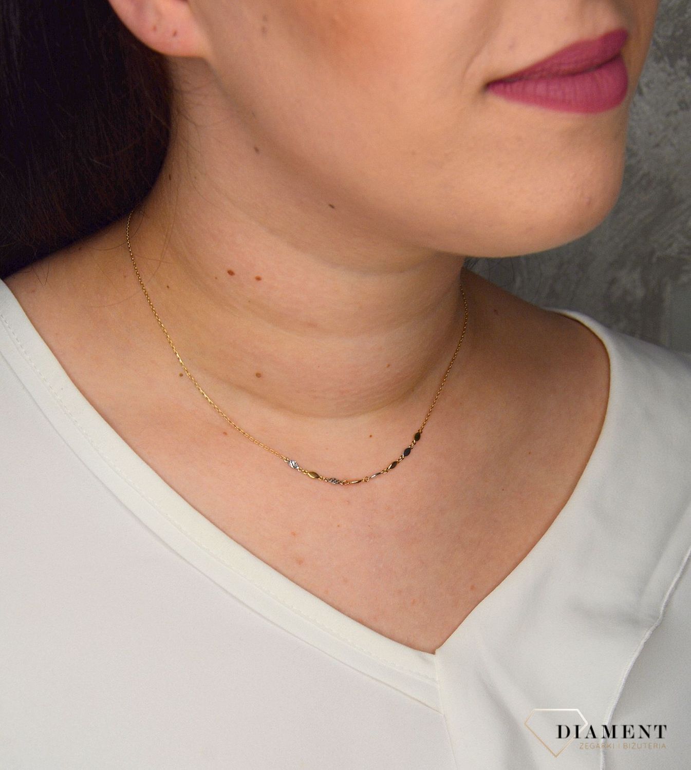 Gustowny naszyjnik, którego bazą jest minimalistyczny łańcuszek zwieńczony efektowną aplikacją z dwukolorowego złota. Ciekawa i subtelna propozycja..jpg