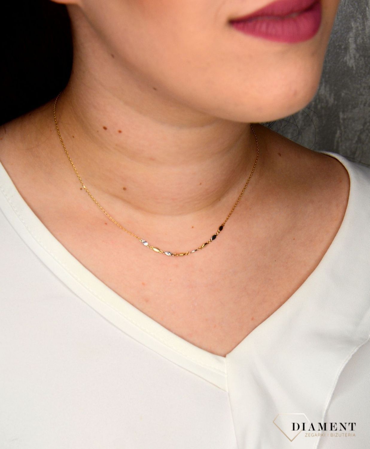 Gustowny naszyjnik, którego bazą jest minimalistyczny łańcuszek zwieńczony efektowną aplikacją z dwukolorowego złota. Ciekawa i subtelna propozycja..jpg