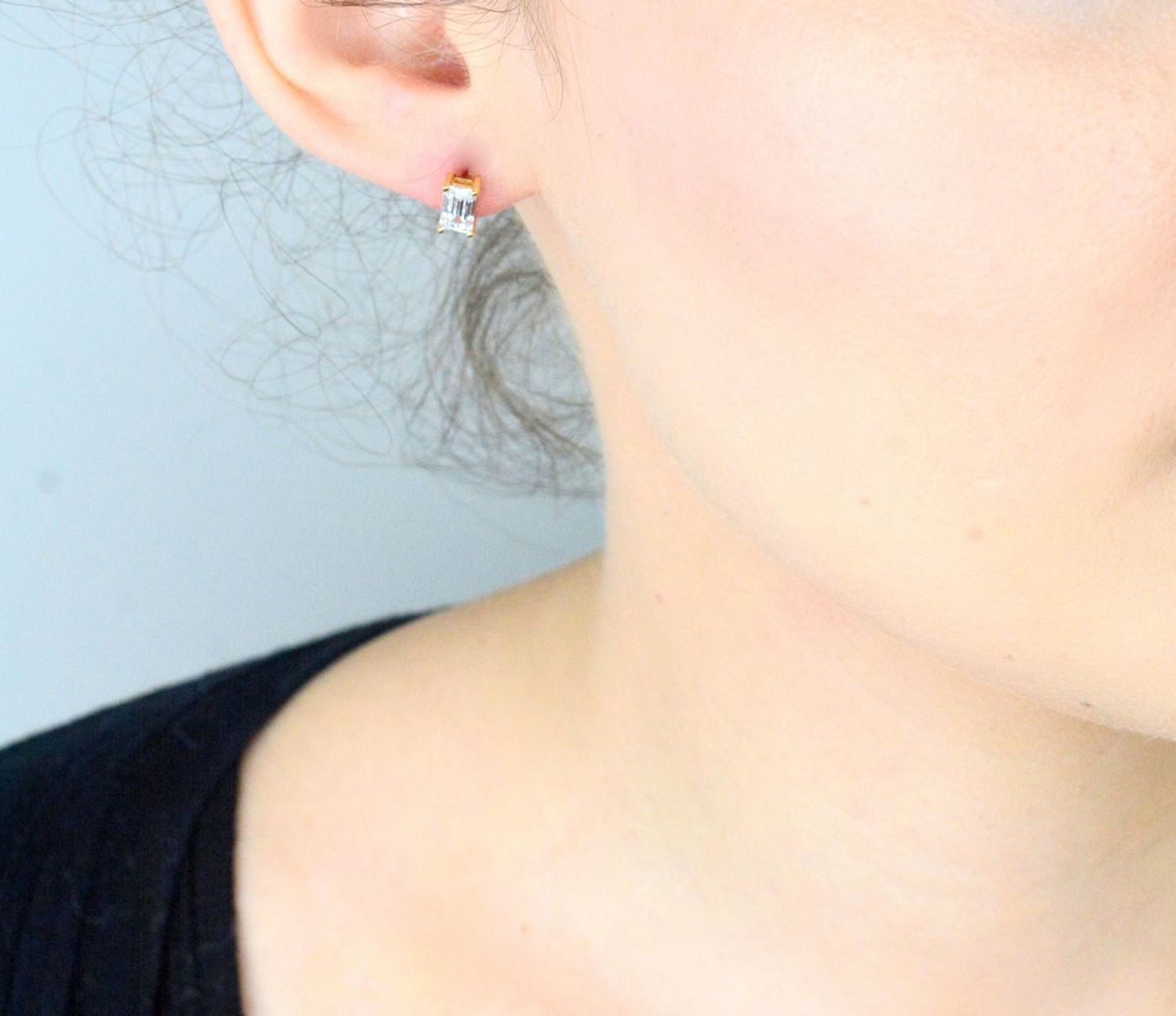 Kolczyki złote z cyrkonią prostokątną pr 585, ZW-Z-Z08-N00-FB15580 Kolczyki mają kwadratowy kształt z białą cyrkonią. Kolczyki to ponadczasowa biżuteria, która pasuje do każdego rodzaju styliz.jpg