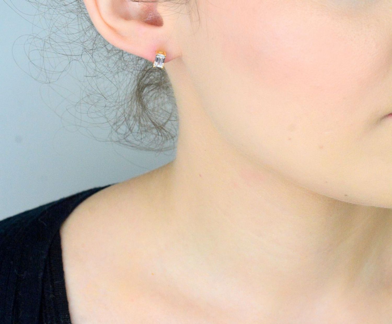 Kolczyki złote z cyrkonią prostokątną pr 585, ZW-Z-Z08-N00-FB15580 Kolczyki mają kwadratowy kształt z białą cyrkonią. Kolczyki to ponadczasowa biżuteria, która pasuje do każdego rodzaju styliz.jpg