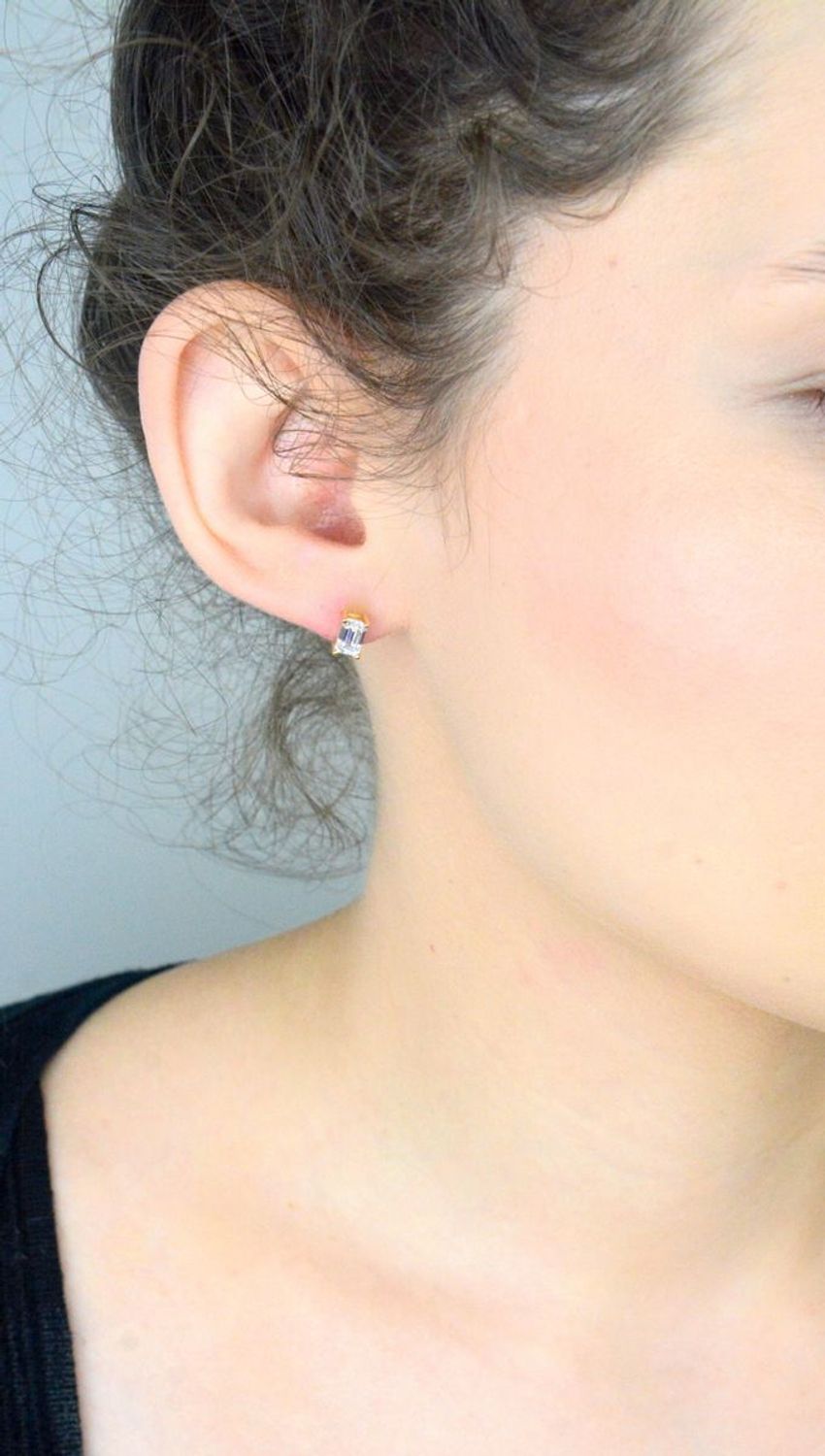 Kolczyki złote z cyrkonią prostokątną pr 585, ZW-Z-Z08-N00-FB15580 Kolczyki mają kwadratowy kształt z białą cyrkonią. Kolczyki to ponadczasowa biżuteria, która pasuje do każdego rodzaju styliz.jpg