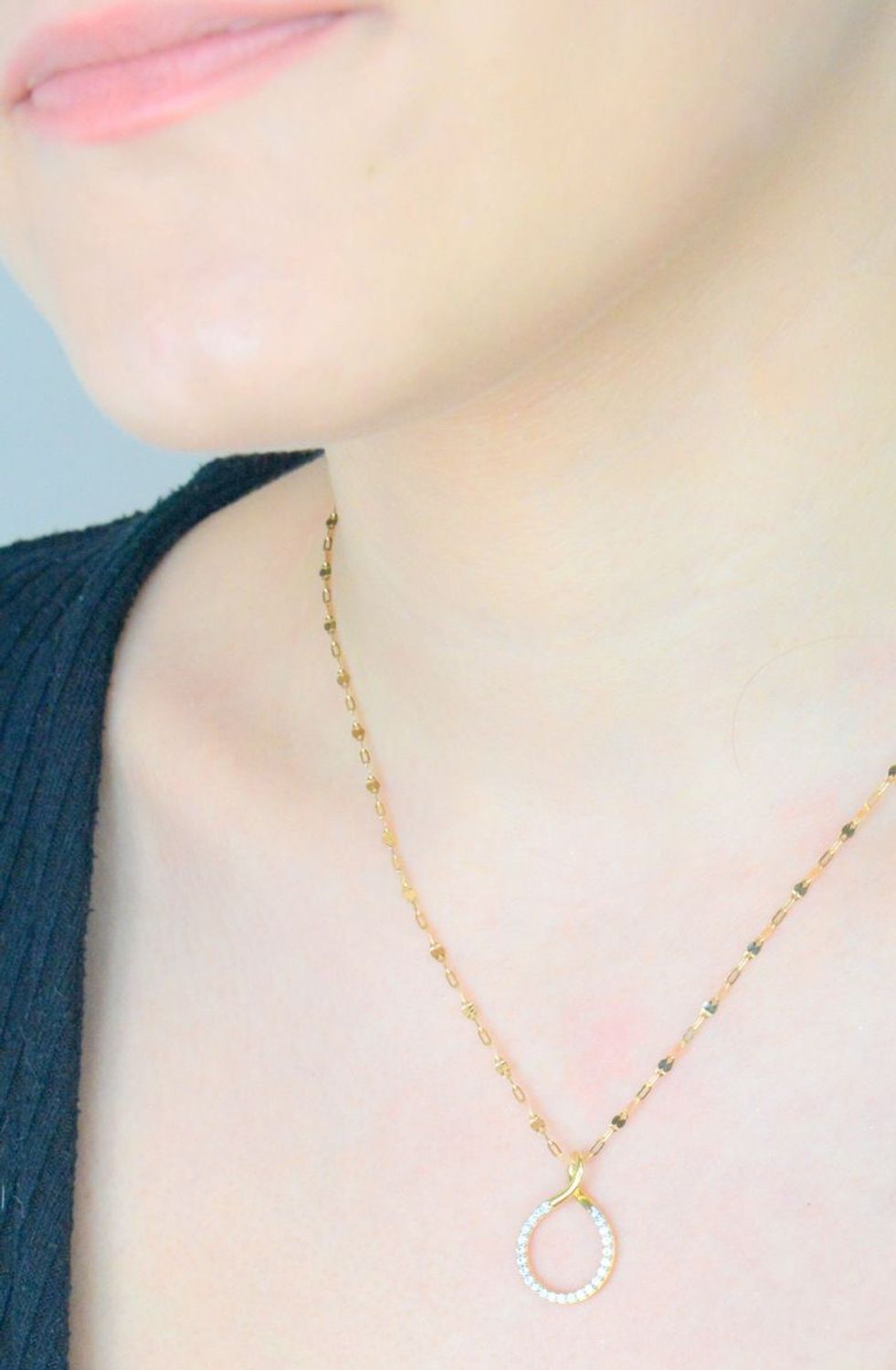 Zawieszka złota kółko z cyrkoniami, próba 585 ZW-Z-Z12-D00-LB15609.  Zawieszka okrągła. Modna złota zawieszka koło. Złota zawieszka z cyrkoniami. Biżuteria na prezent.1.jpg