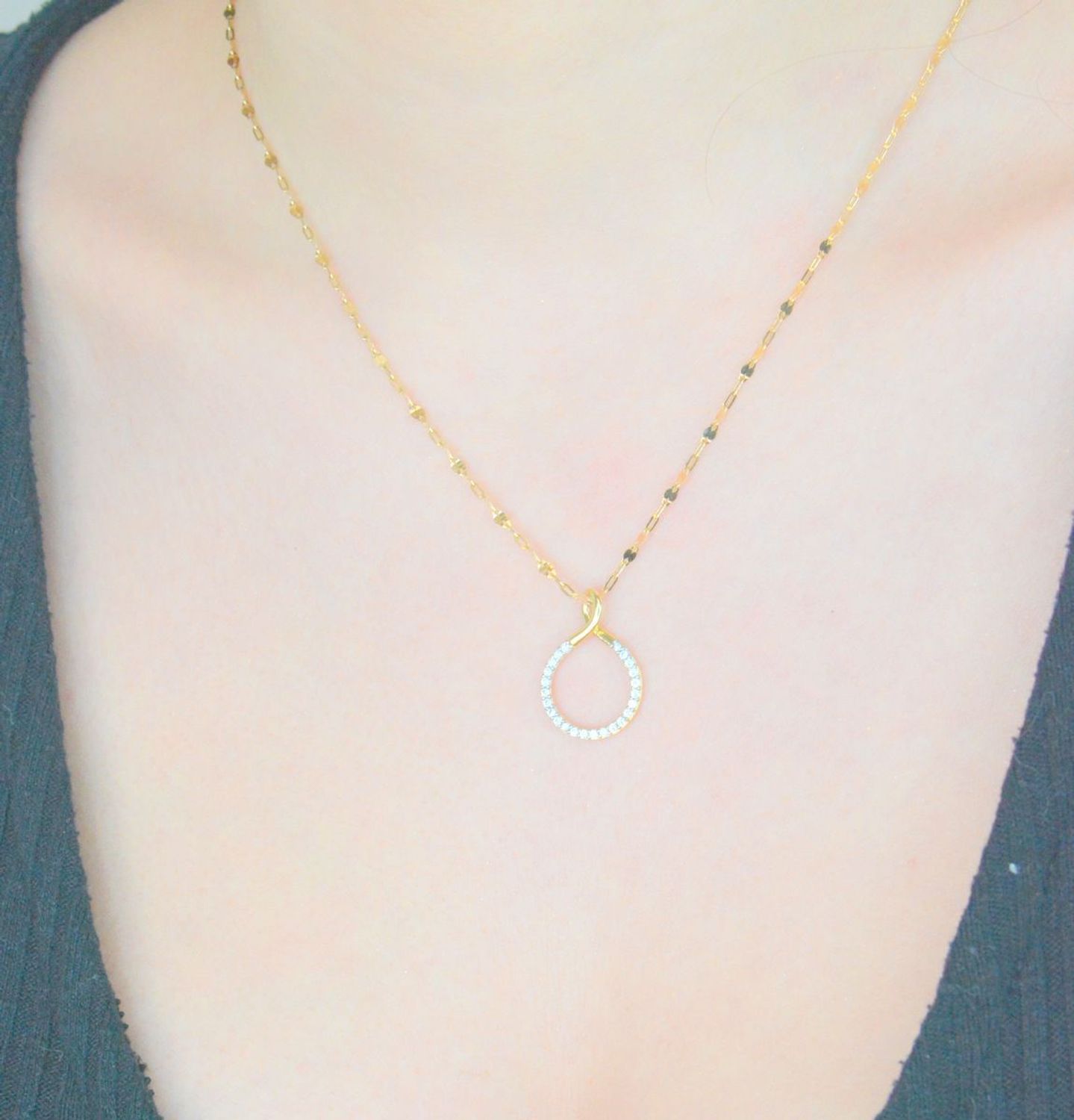 Zawieszka złota kółko z cyrkoniami, próba 585 ZW-Z-Z12-D00-LB15609.  Zawieszka okrągła. Modna złota zawieszka koło. Złota zawieszka z cyrkoniami. Biżuteria na prezent.1.jpg