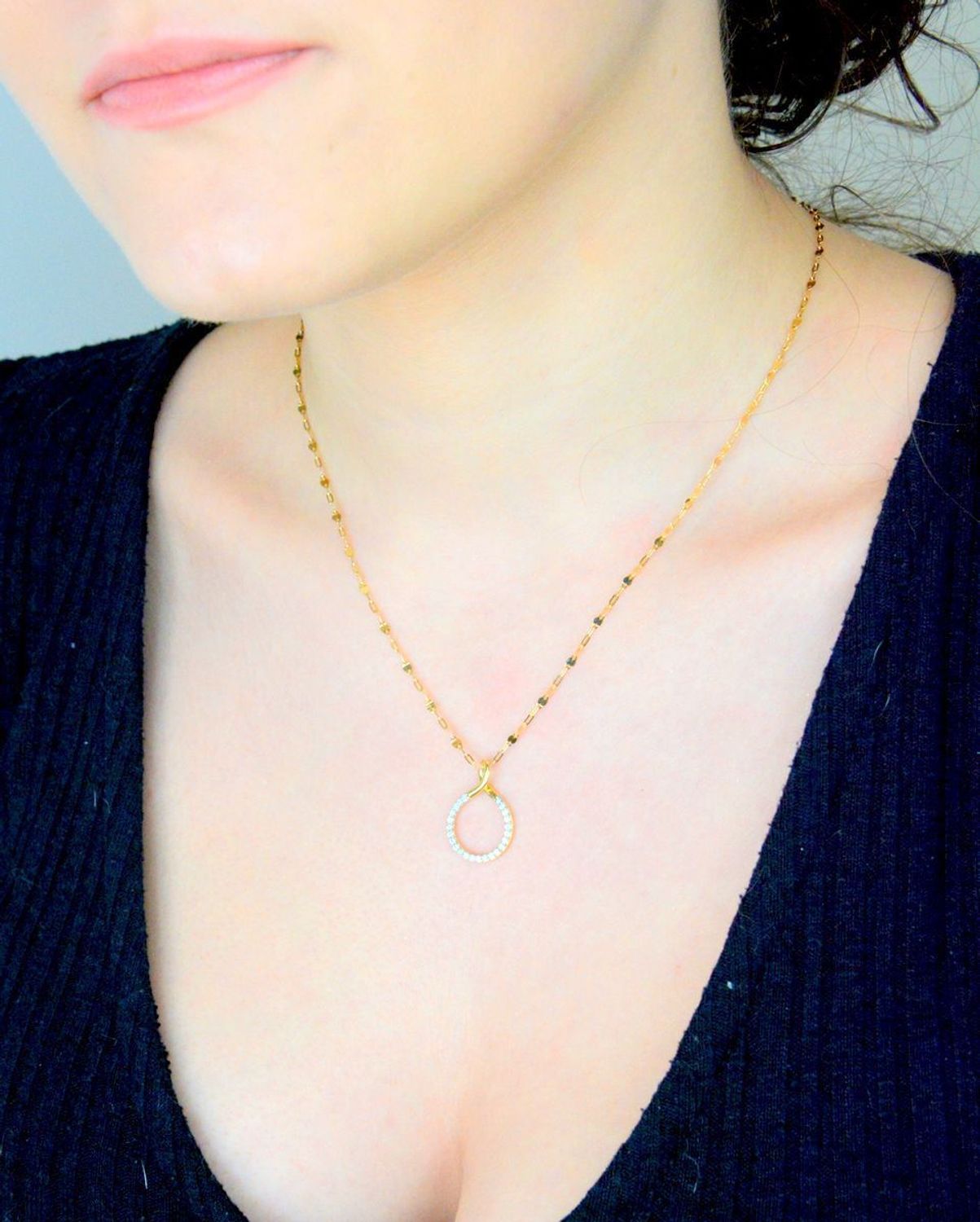 Zawieszka złota kółko z cyrkoniami, próba 585 ZW-Z-Z12-D00-LB15609.  Zawieszka okrągła. Modna złota zawieszka koło. Złota zawieszka z cyrkoniami. Biżuteria na prezent.1.jpg