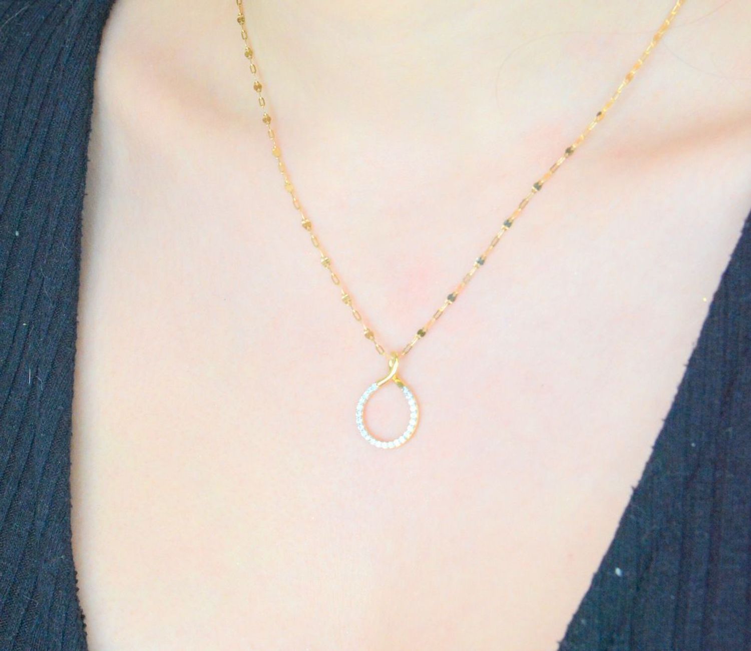 Zawieszka złota kółko z cyrkoniami, próba 585 ZW-Z-Z12-D00-LB15609.  Zawieszka okrągła. Modna złota zawieszka koło. Złota zawieszka z cyrkoniami. Biżuteria na prezent.1.jpg