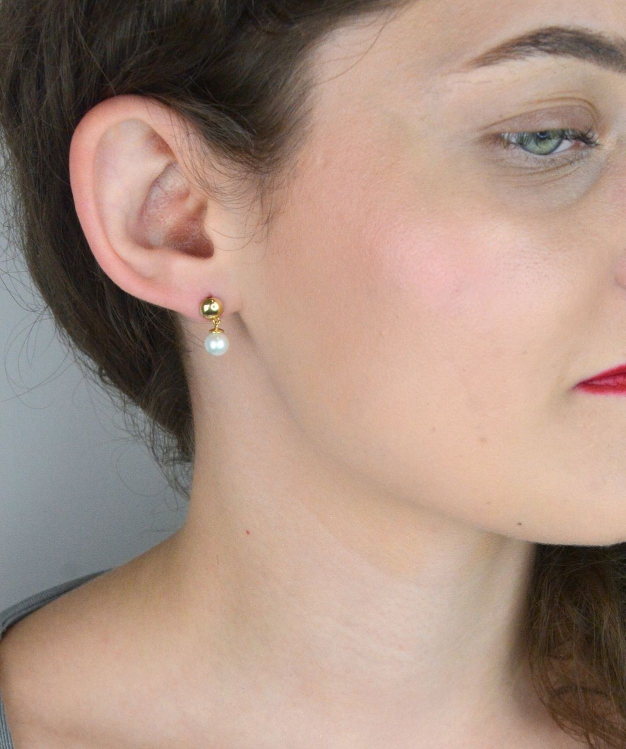 Złote kolczyki z perłami i cyrkoniami, próba 585, waga 2,20 g. Klasyczna biżuteria z nowoczesnym akcentem – idealna na prezent i wyjątkowe okazje.1.jpg