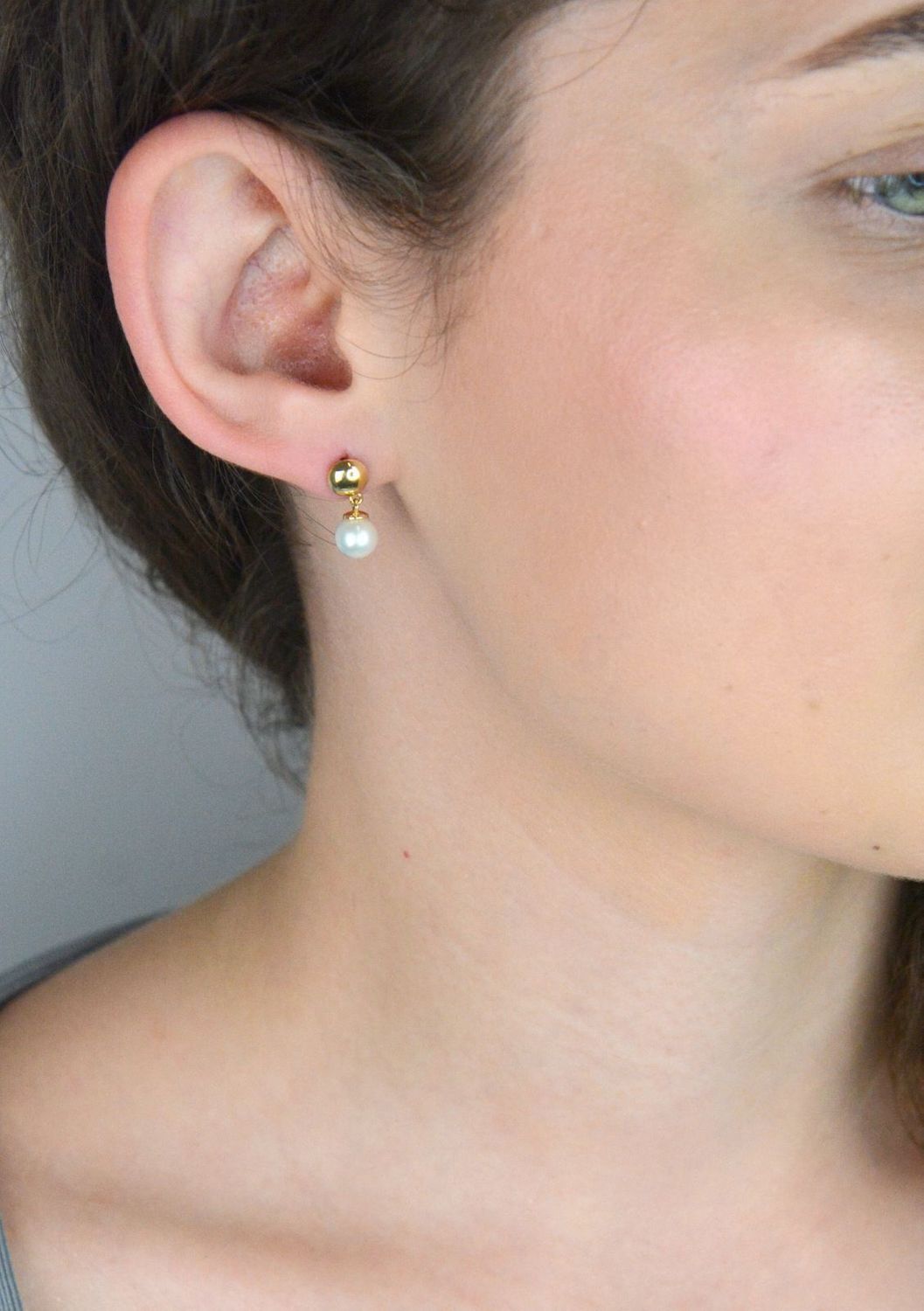 Złote kolczyki z perłami i cyrkoniami, próba 585, waga 2,20 g. Klasyczna biżuteria z nowoczesnym akcentem – idealna na prezent i wyjątkowe okazje.1.jpg