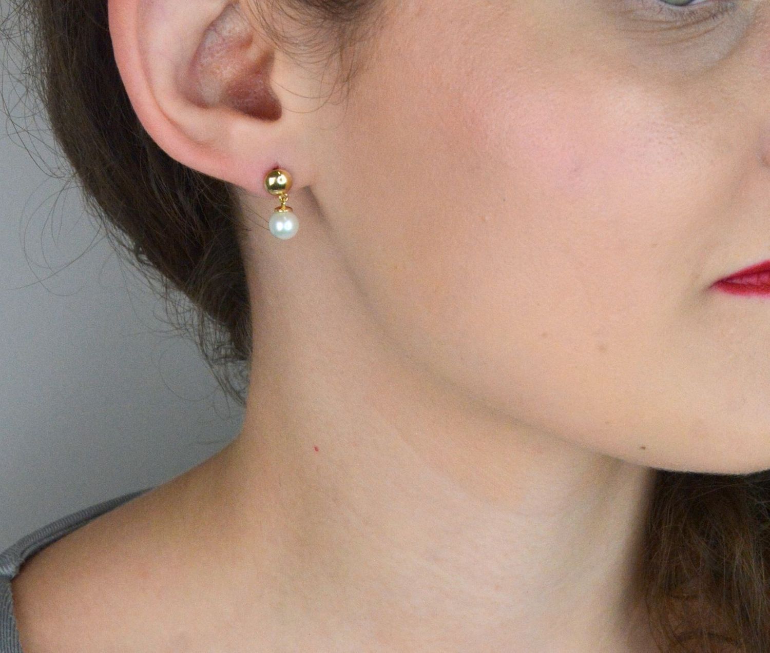 Złote kolczyki z perłami i cyrkoniami, próba 585, waga 2,20 g. Klasyczna biżuteria z nowoczesnym akcentem – idealna na prezent i wyjątkowe okazje.1.jpg