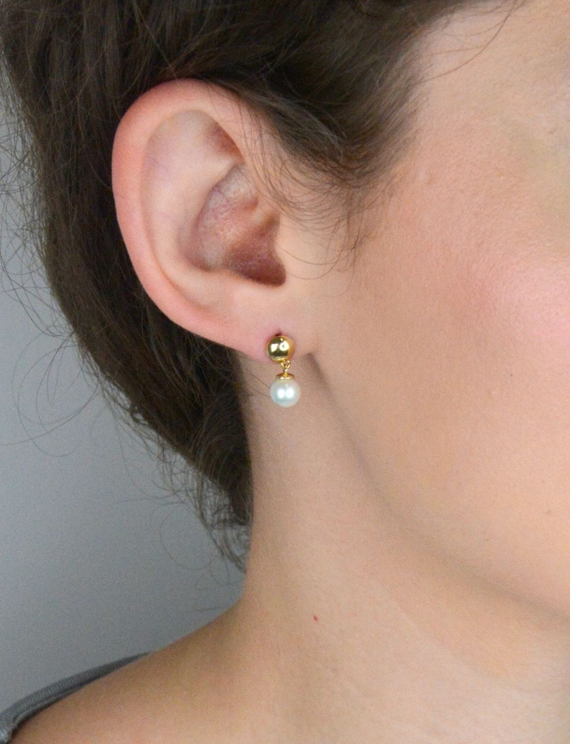 Złote kolczyki z perłami i cyrkoniami, próba 585, waga 2,20 g. Klasyczna biżuteria z nowoczesnym akcentem – idealna na prezent i wyjątkowe okazje.1.jpg