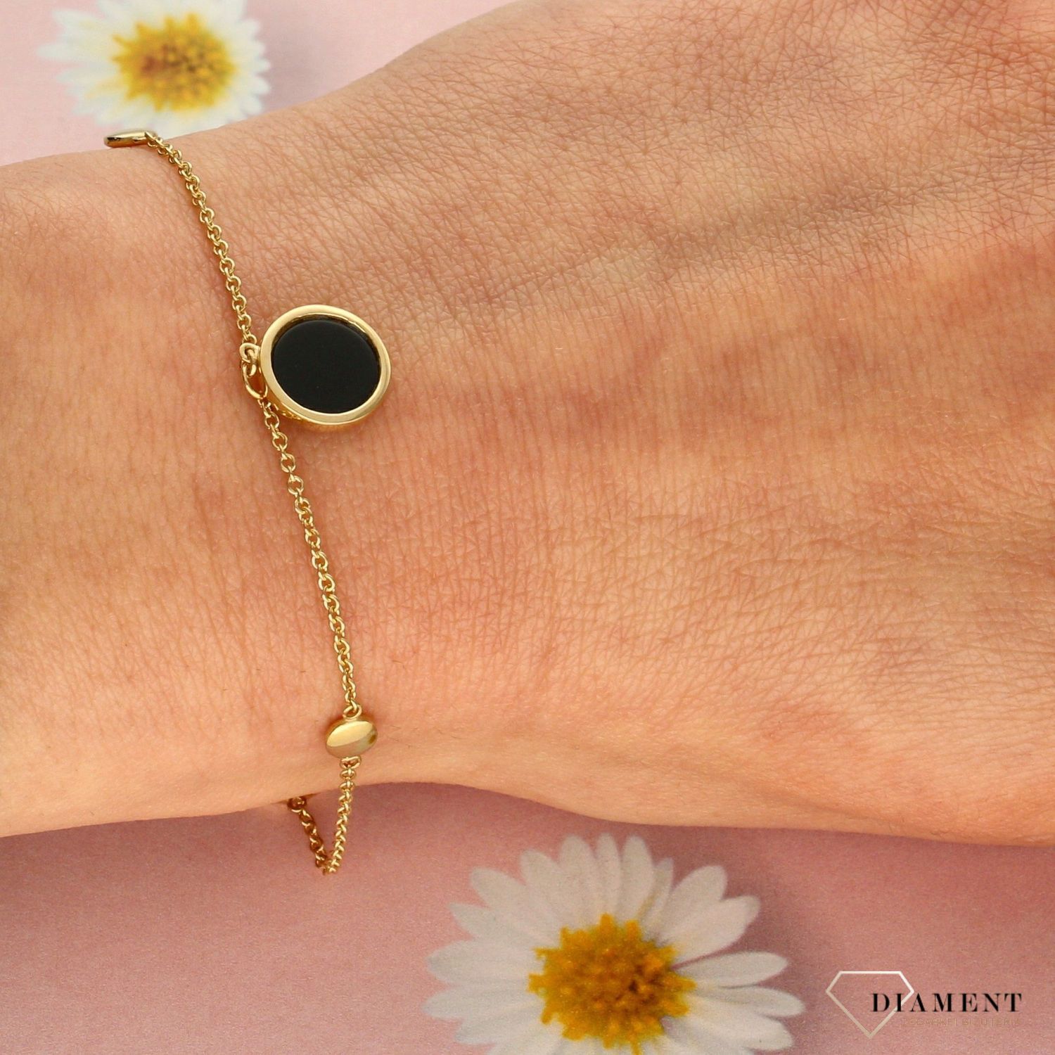 Piękna złota bransoletka celebrytka z ozdobnymi kółkami z onyksem. Piękny prezent dla ukochanej kobiety. Złota bransoletka 585 (1).jpg