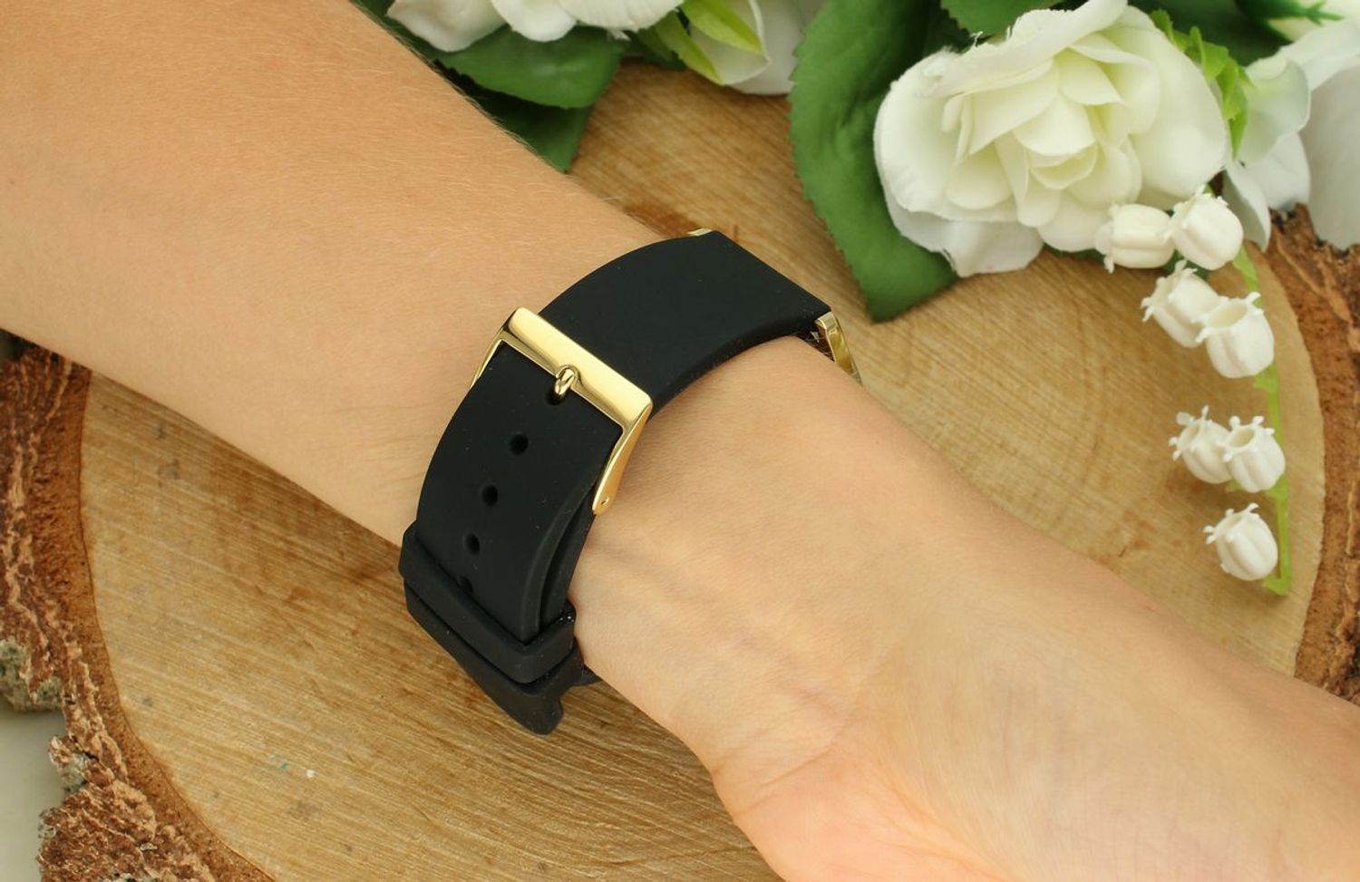 Stylowy zegarek Guess unisex z czarną tarczą i złotą kopertą. Czarny silikonowy pasek, złote indeksy, logo Guess na godzinie 12. Idealny na prezent!1.jpg