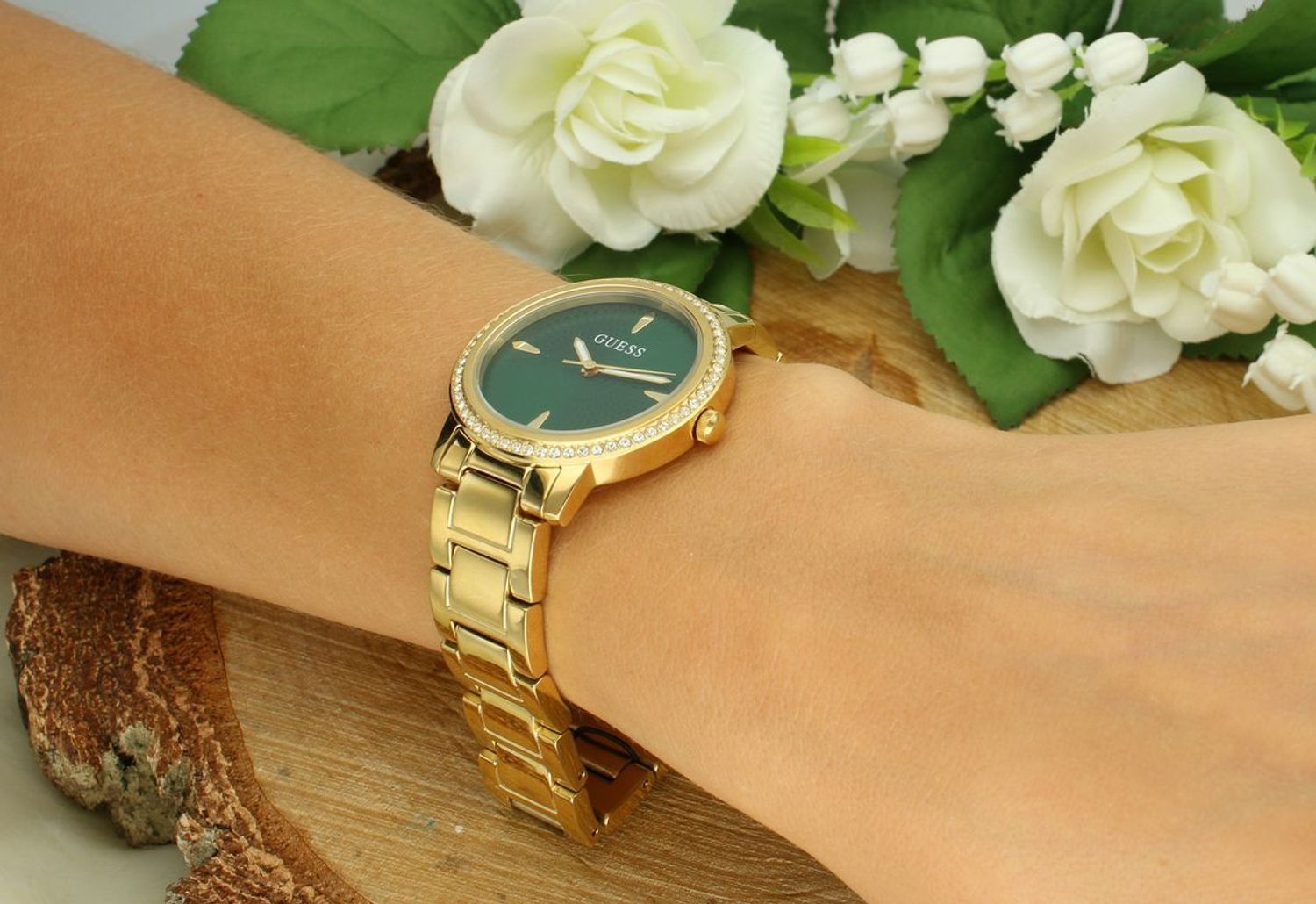 Zegarek damski Guess Spiral U1405L4M złoty z zieloną tarczą na bransolecie.webp