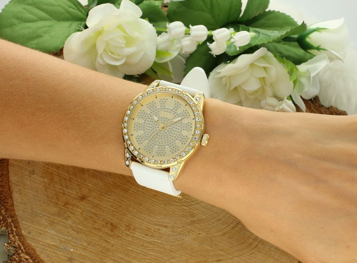 Zegarek Guess dla kobiet – pozłacana koperta 40 mm, biała silikonowa opaska, błyszczące cyrkonie..png