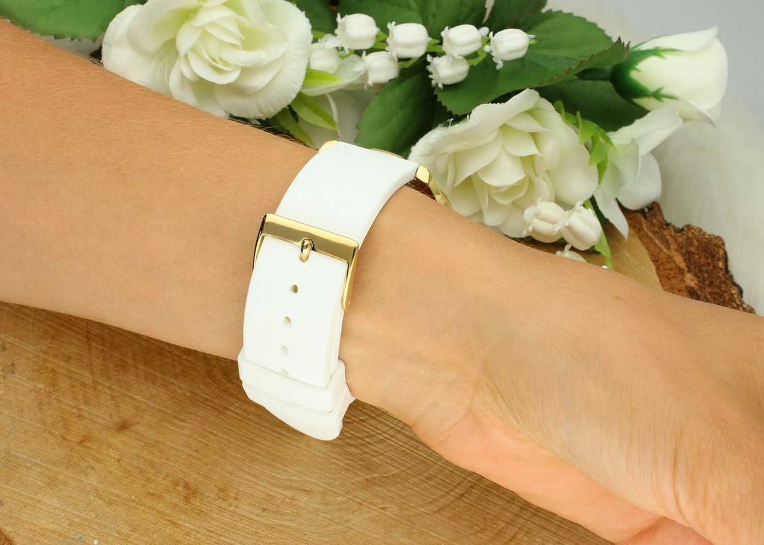 Zegarek Guess dla kobiet – pozłacana koperta 40 mm, biała silikonowa opaska, błyszczące cyrkonie..png