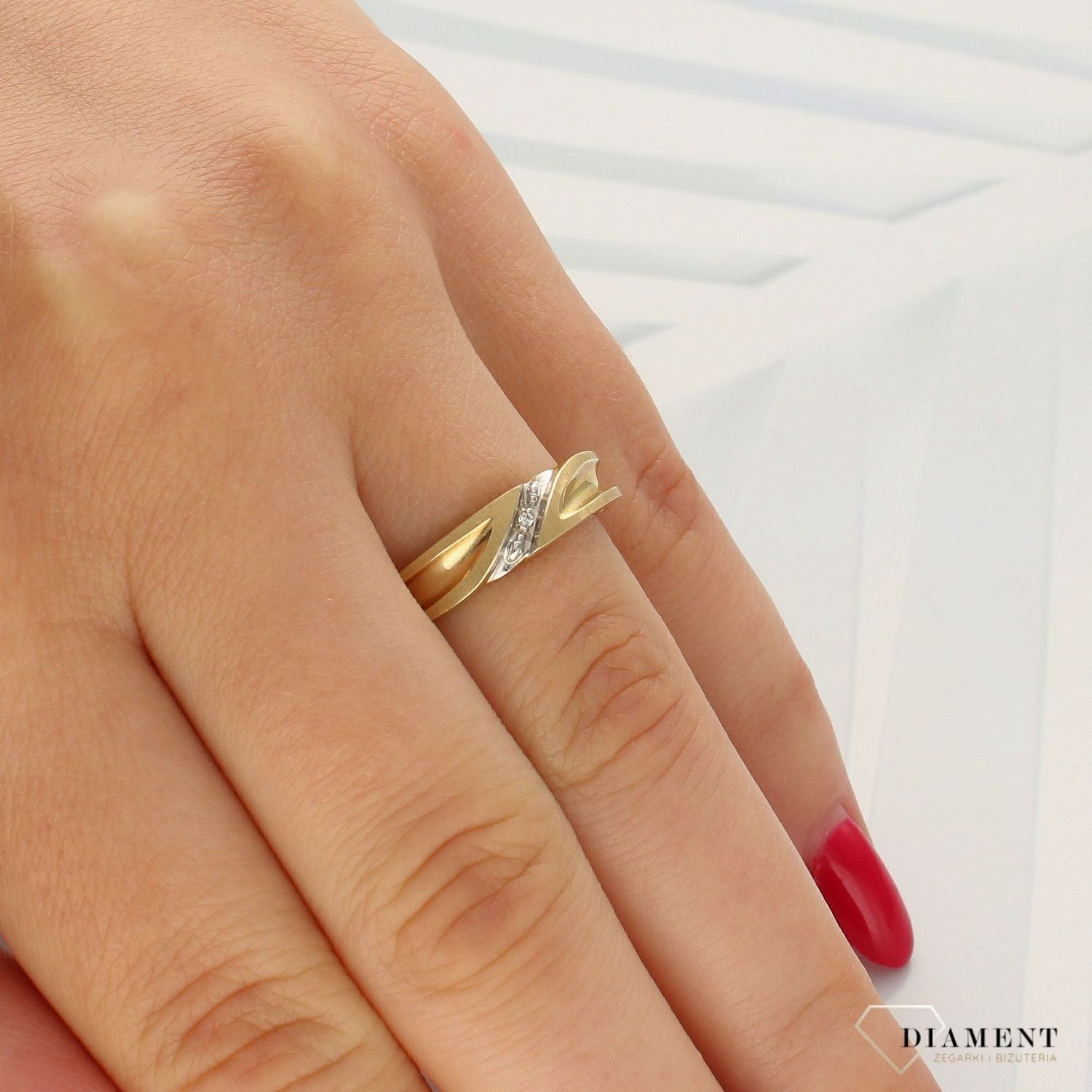 Pierścionek złoty DIAMENT żółte złoto mat, jeden diament w białym złocie, obrączka cer.90B23GED.jpg