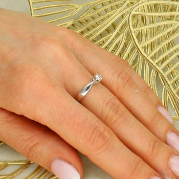 Pierścionek złoty 585 z brylantem 0,15 ct – klasyczny diament w białym złocie białe złoto.jpg