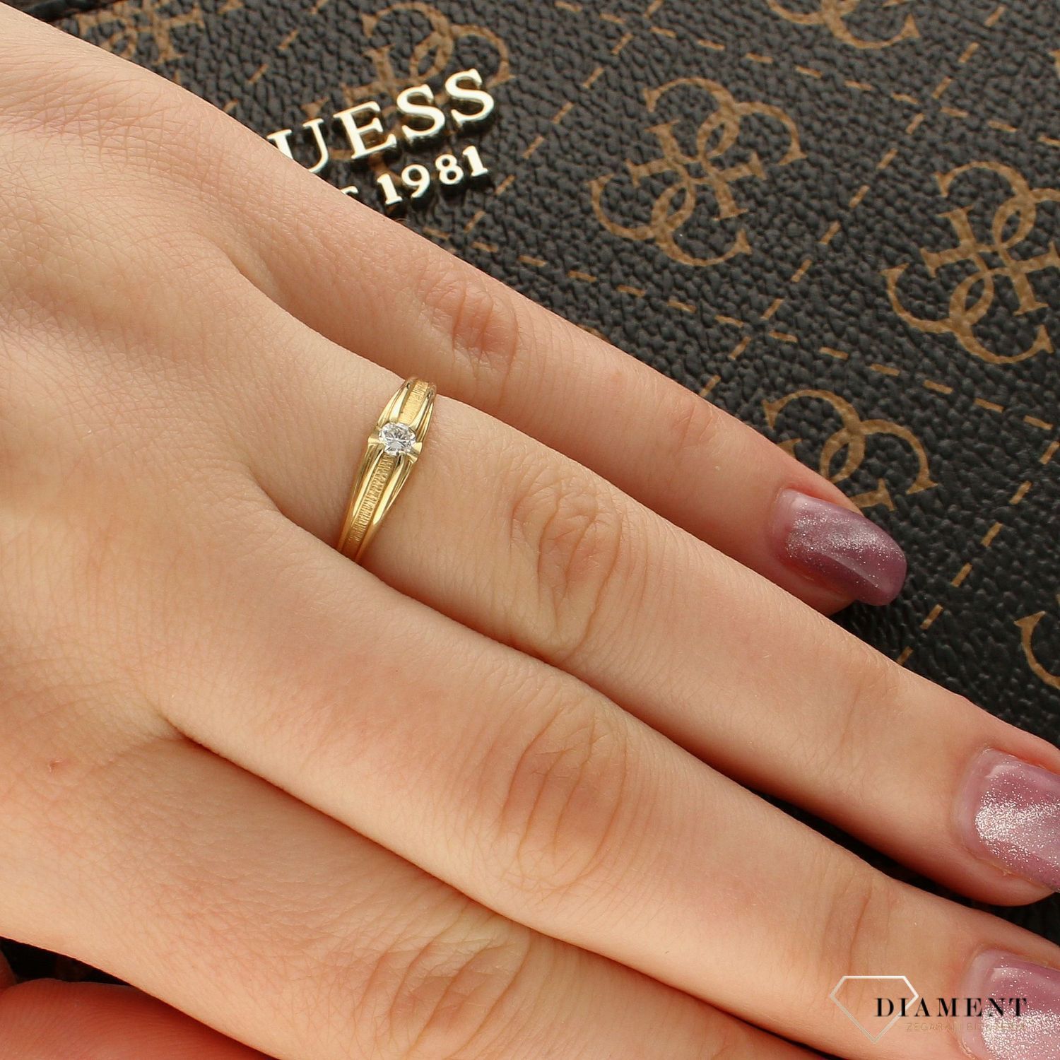 Złoty pierścionek z brylantem w półmacie – rozmiar 14  cert.12588.jpg