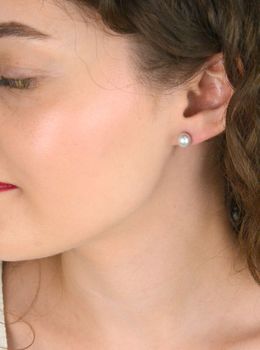 Srebrne kolczyki z szarą perłą hodowlaną 8 mm. Srebro 925, zapięcie sztyft. Stylowy wybór na co dzień i na specjalne okazje. Elegancja i jakość (2).JPG