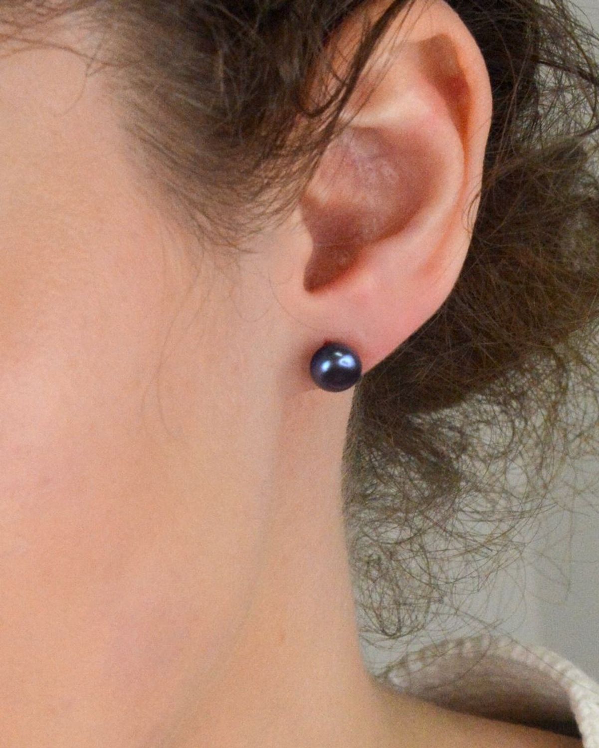 Kolczyki srebrne perły granatowe próba 925, cert.94149590 Stylowe i pełne klasy kolczyki srebrne z granatowymi perłami to doskonały wybór dla kobiet ceniących ponadczasową elegancję z nutą 1.jpg