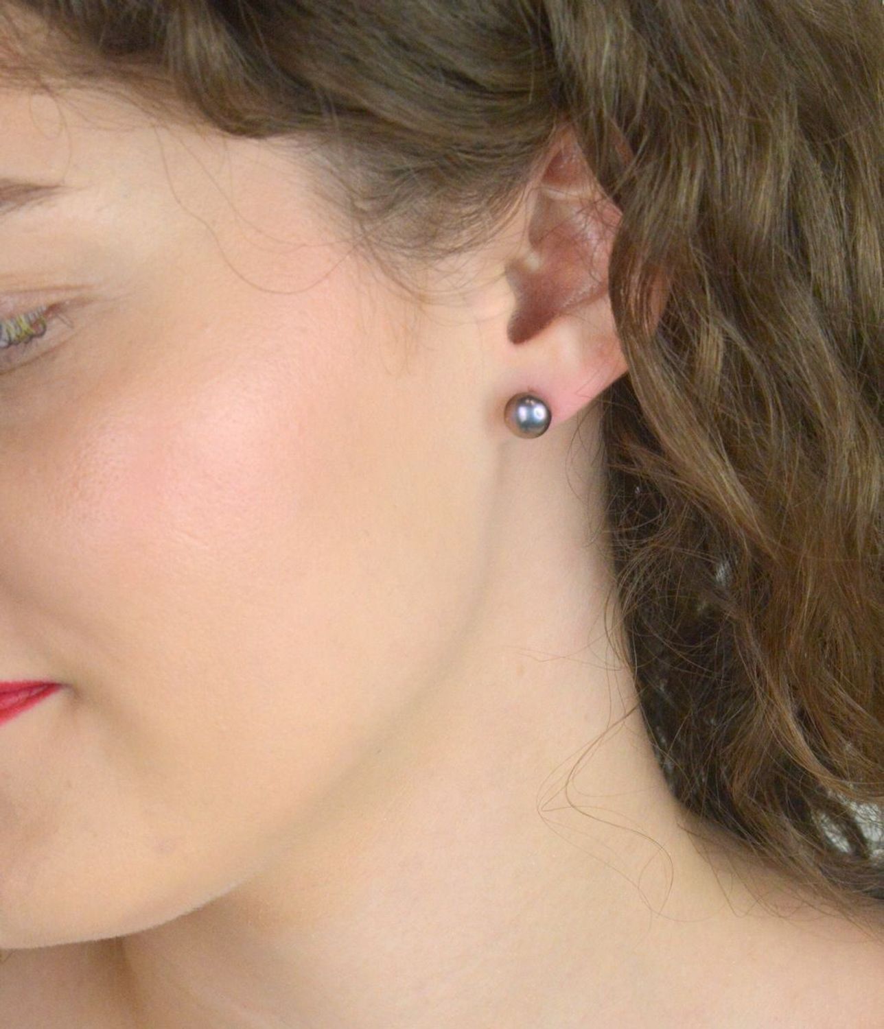 Srebrne kolczyki z ciemną perłą hodowlaną 8 mm – fioletowy połysk, zapięcie sztyft, srebro 925.jpg