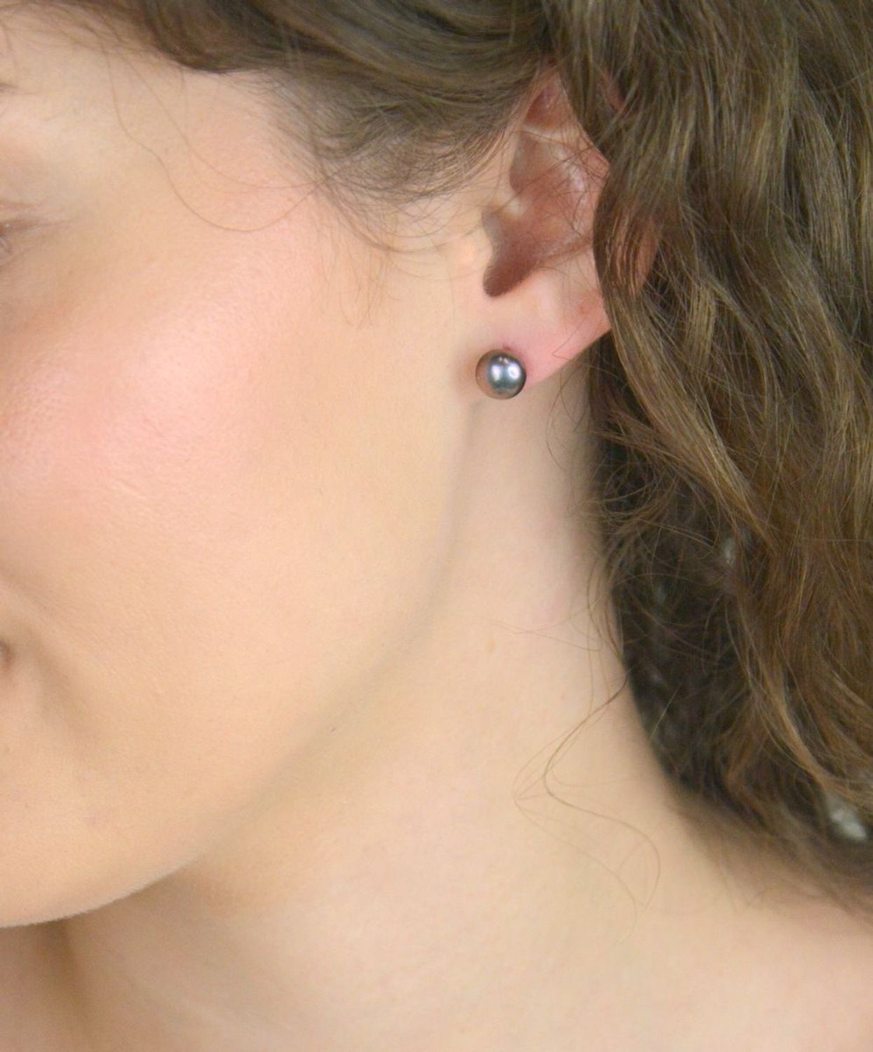 Srebrne kolczyki z ciemną perłą hodowlaną 8 mm – fioletowy połysk, zapięcie sztyft, srebro 925.jpg