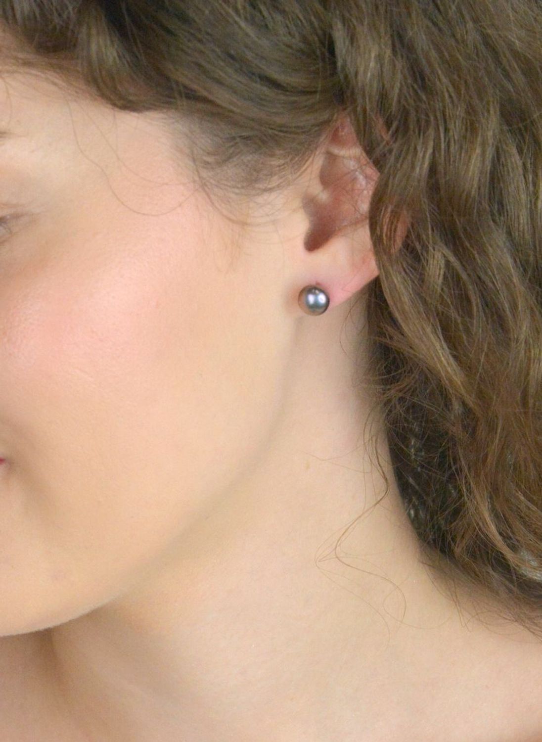 Srebrne kolczyki z ciemną perłą hodowlaną 8 mm – fioletowy połysk, zapięcie sztyft, srebro 925.jpg