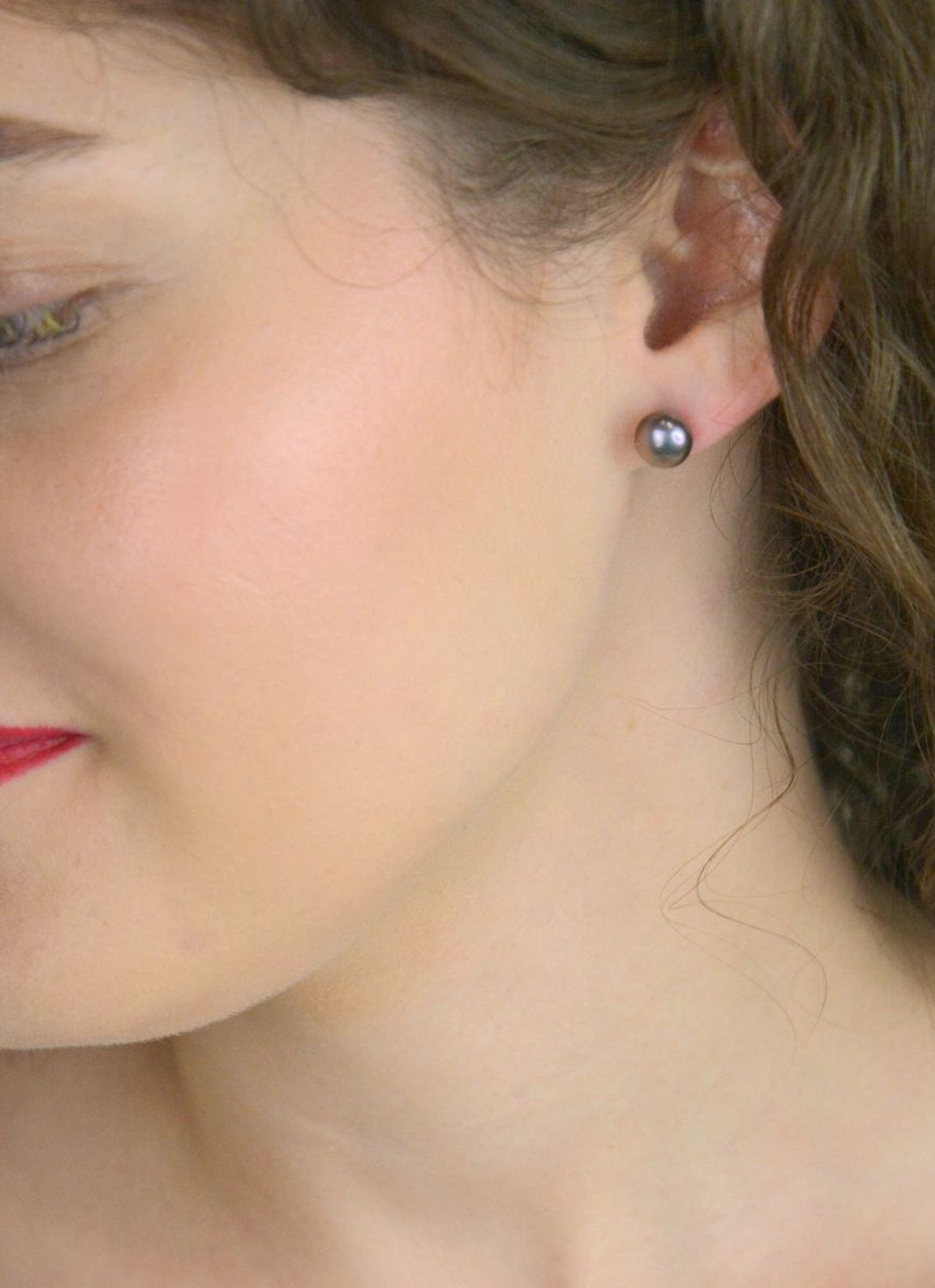 Srebrne kolczyki z ciemną perłą hodowlaną 8 mm – fioletowy połysk, zapięcie sztyft, srebro 925.jpg