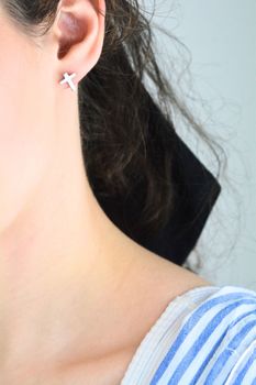 Srebrne kolczyki damskie 925 – gładkie krzyżyki, minimalistyczna elegancja (4).jpg