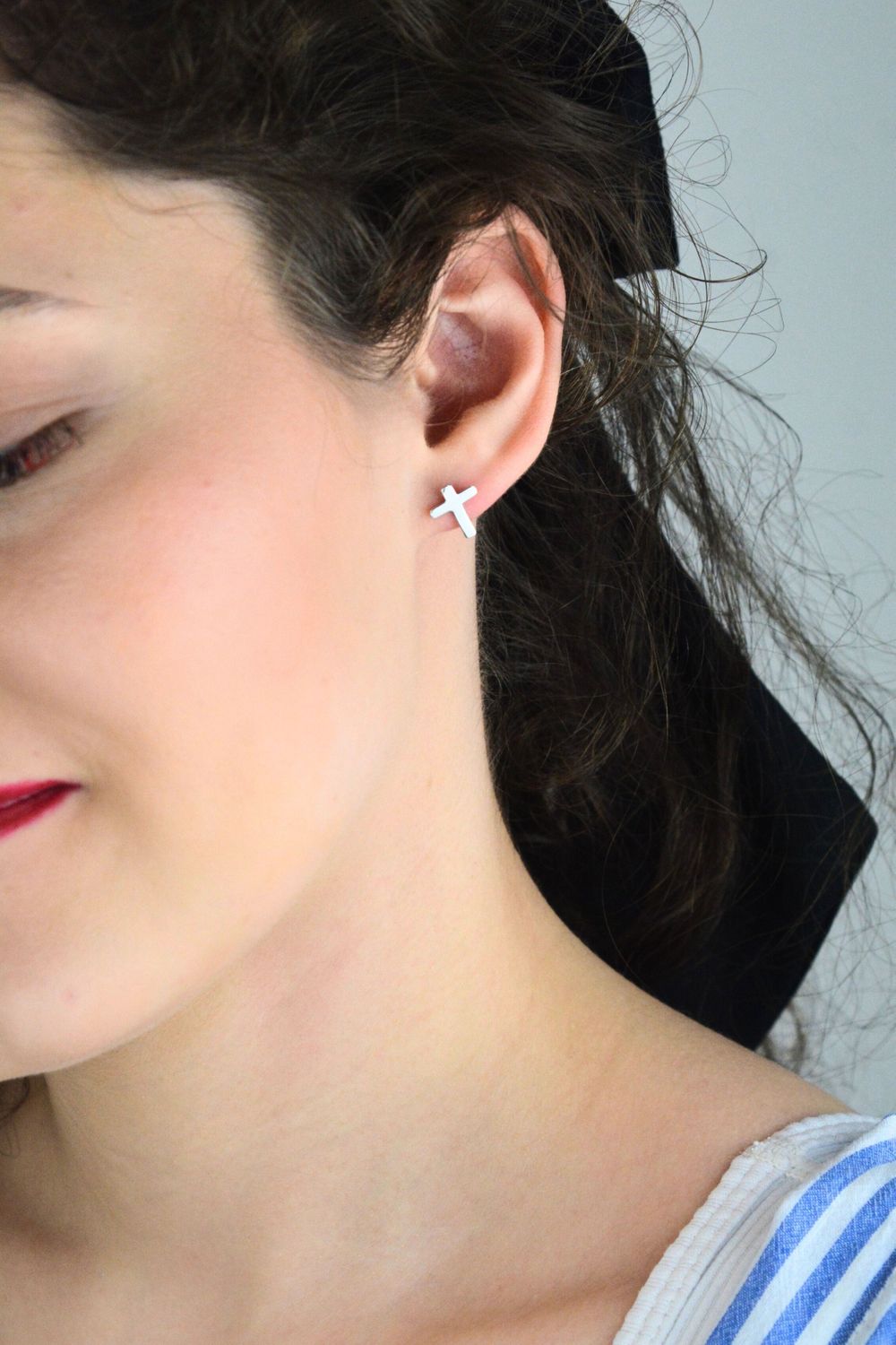 Eleganckie kolczyki damskie ze srebra 925 w kształcie gładkich krzyżyków. Wymiary 1,0 × 1,2 cm, zapięcie na sztyft, waga 0,75 g. Minimalistyczny i ponadczasowy dodatek.1.jpg