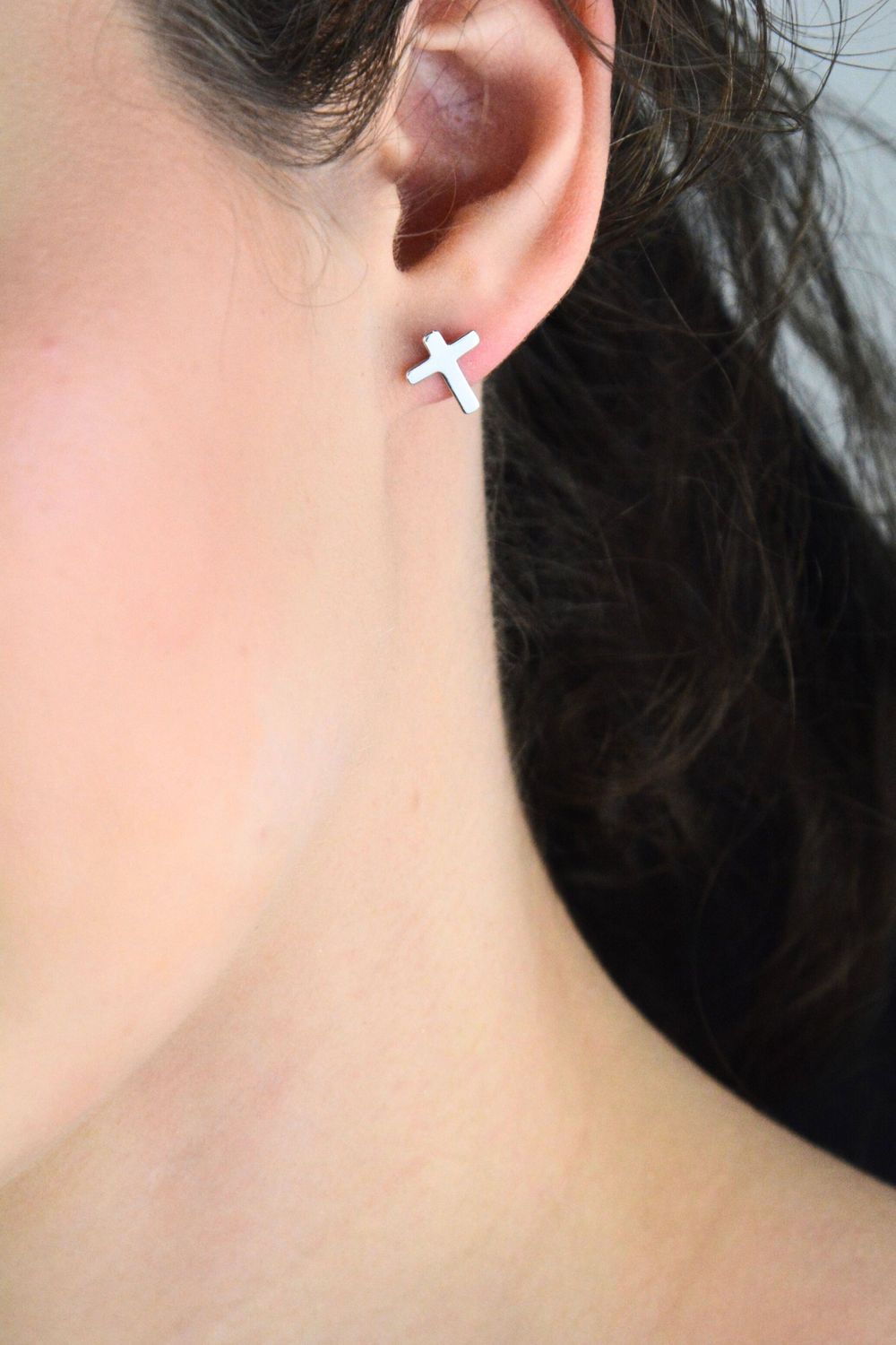 Eleganckie kolczyki damskie ze srebra 925 w kształcie gładkich krzyżyków. Wymiary 1,0 × 1,2 cm, zapięcie na sztyft, waga 0,75 g. Minimalistyczny i ponadczasowy dodatek.1.jpg
